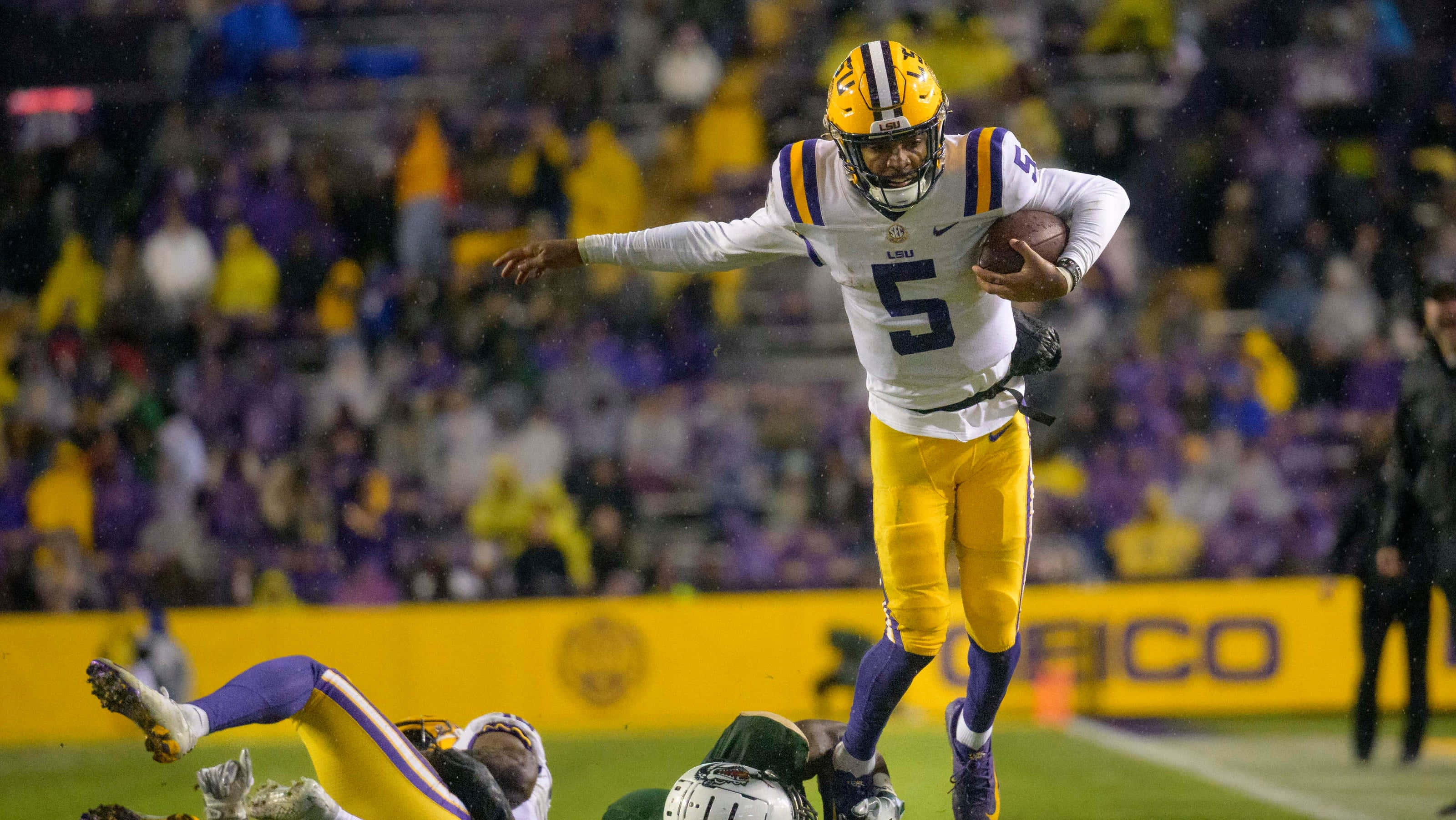 LSU Football, quarterback, yellow and purple uniform, 2K Desktop Wallpaper