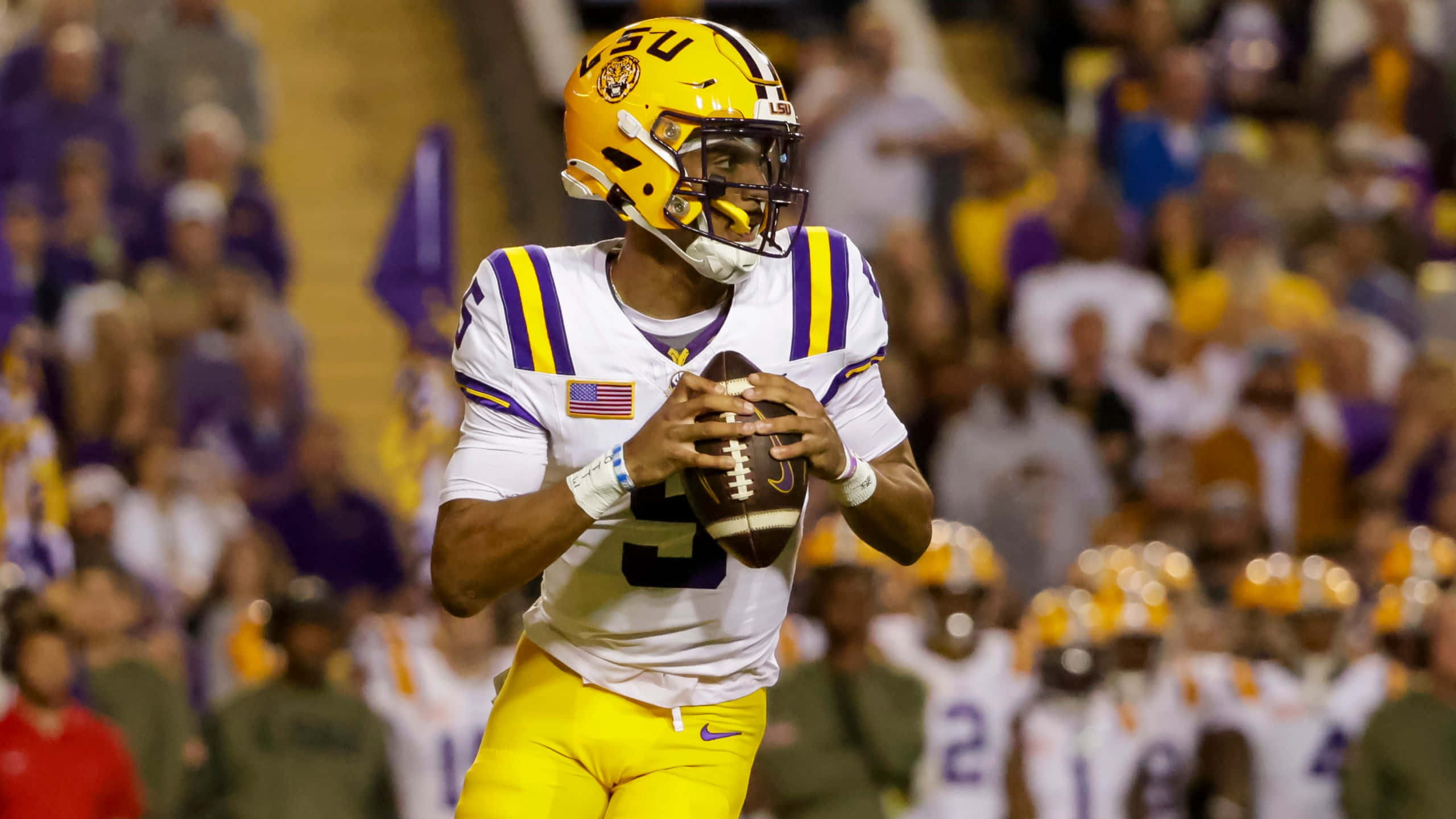 LSU Football, quarterback, yellow and purple gear, 2K Desktop Wallpaper