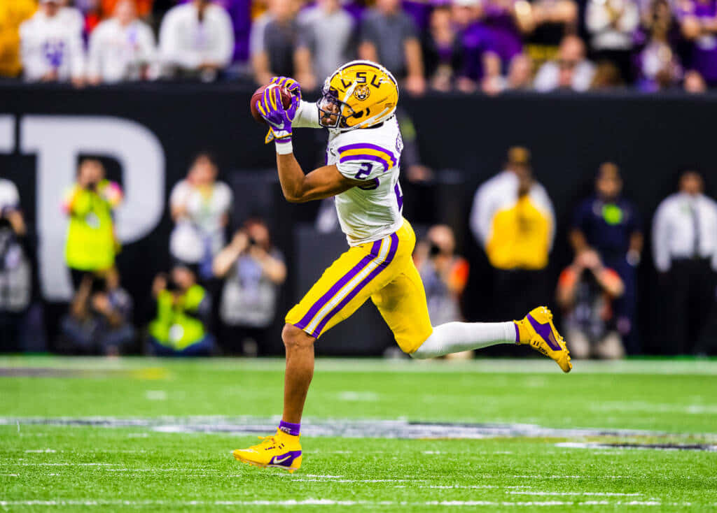 Lsu Football, yellow and purple uniform, vibrant green field, SD Desktop Wallpaper