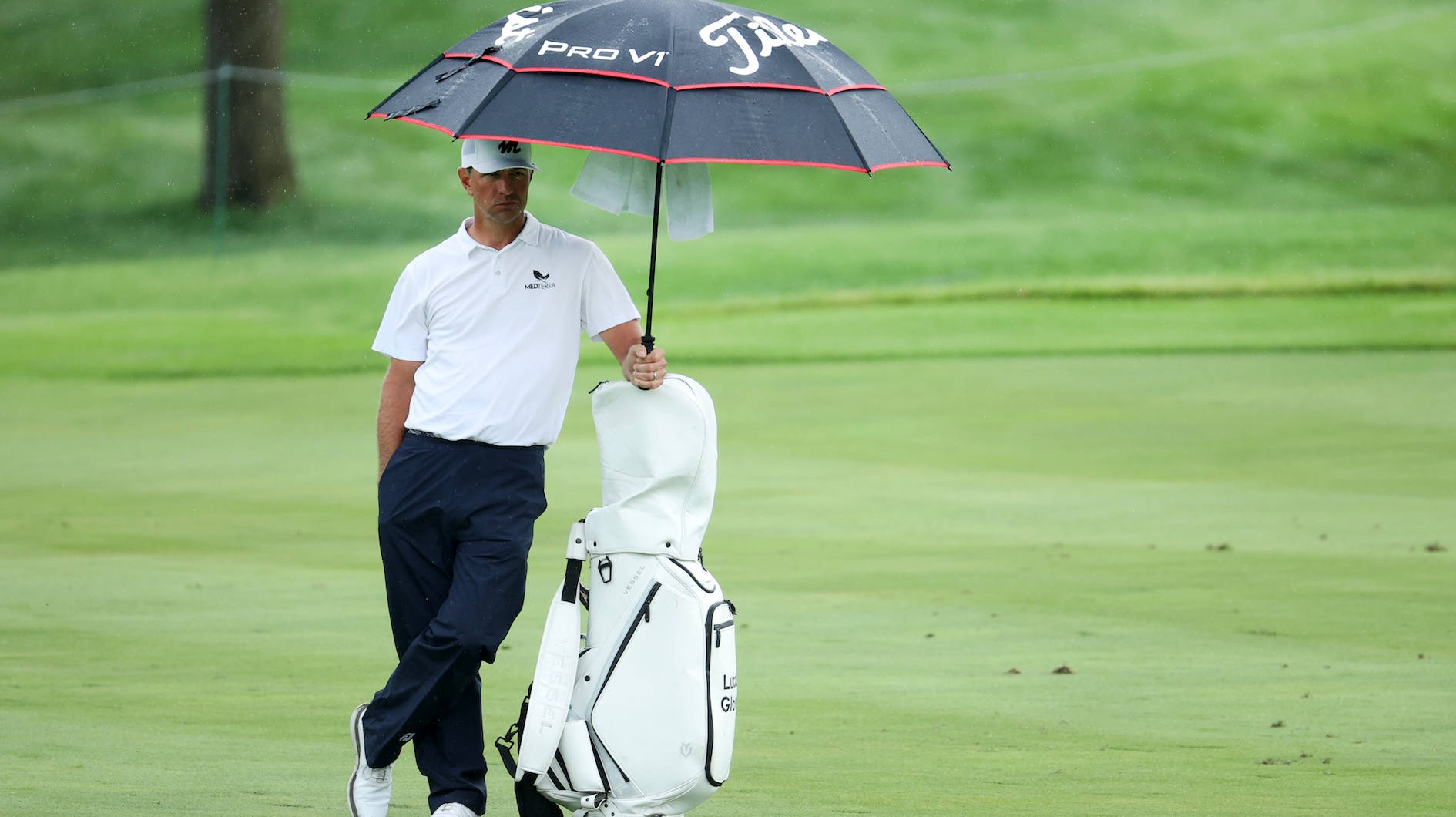 Lucas Glover, branded umbrella, lush green course, HD Desktop Wallpaper