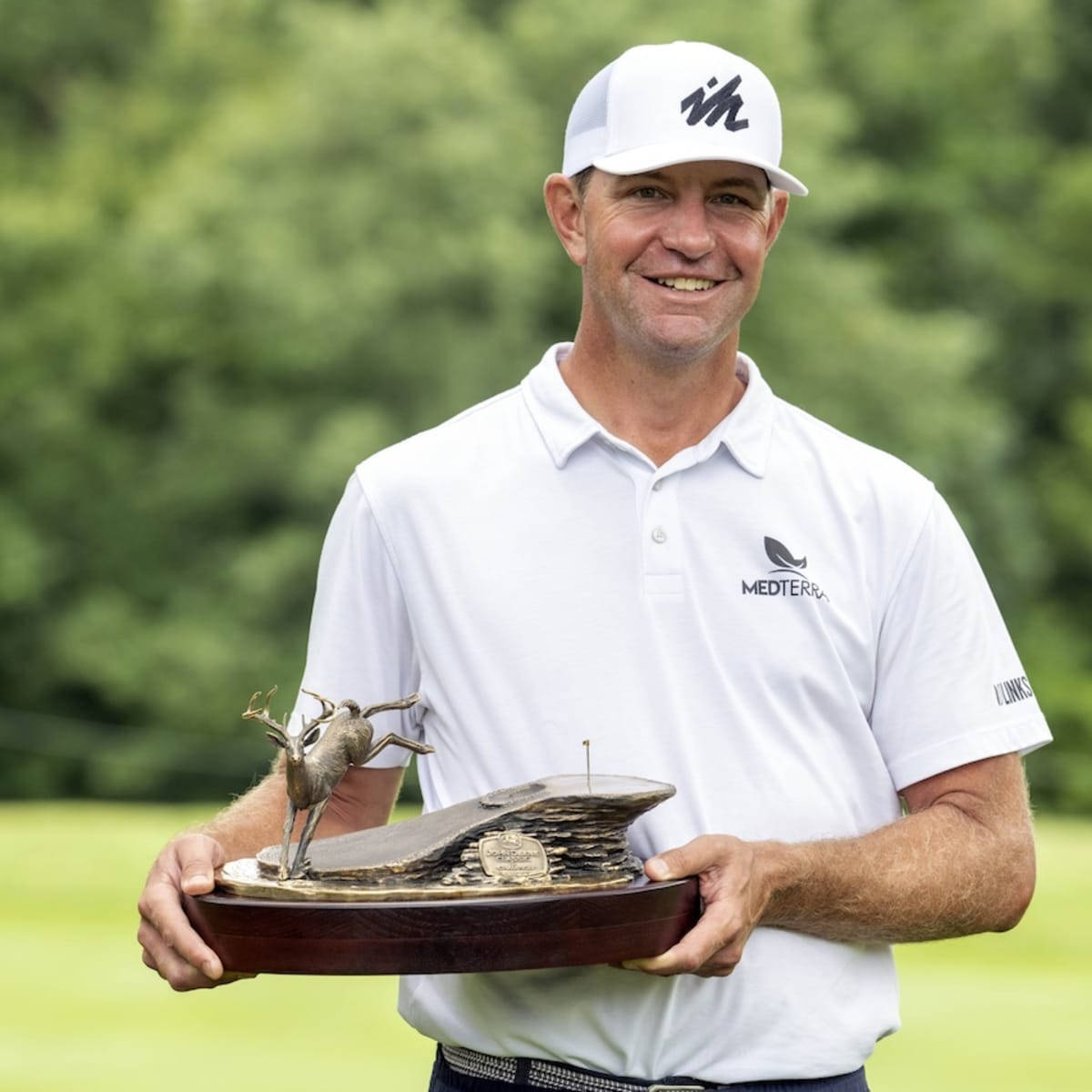 Lucas Glover, white polo, detailed trophy, SD Desktop Wallpaper