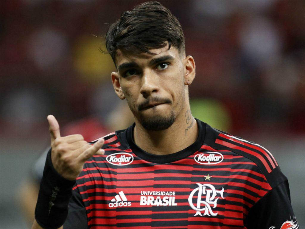 Lucas Paquetá, red and black striped jersey, stadium lights, SD Desktop Wallpaper