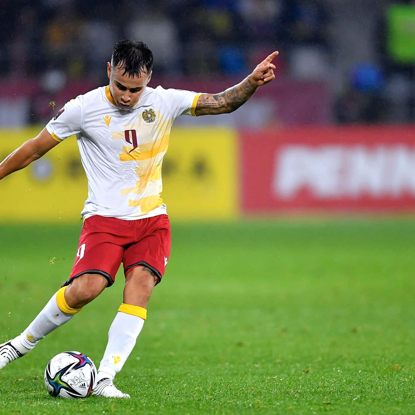 Lucas Zelarayan, attacking midfielder, white and red uniform, HD Desktop Wallpaper