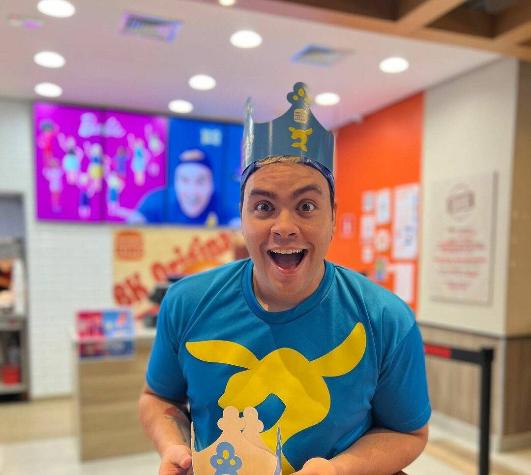 Luccas Neto, blue shirt, paper crown, SD Desktop Wallpaper