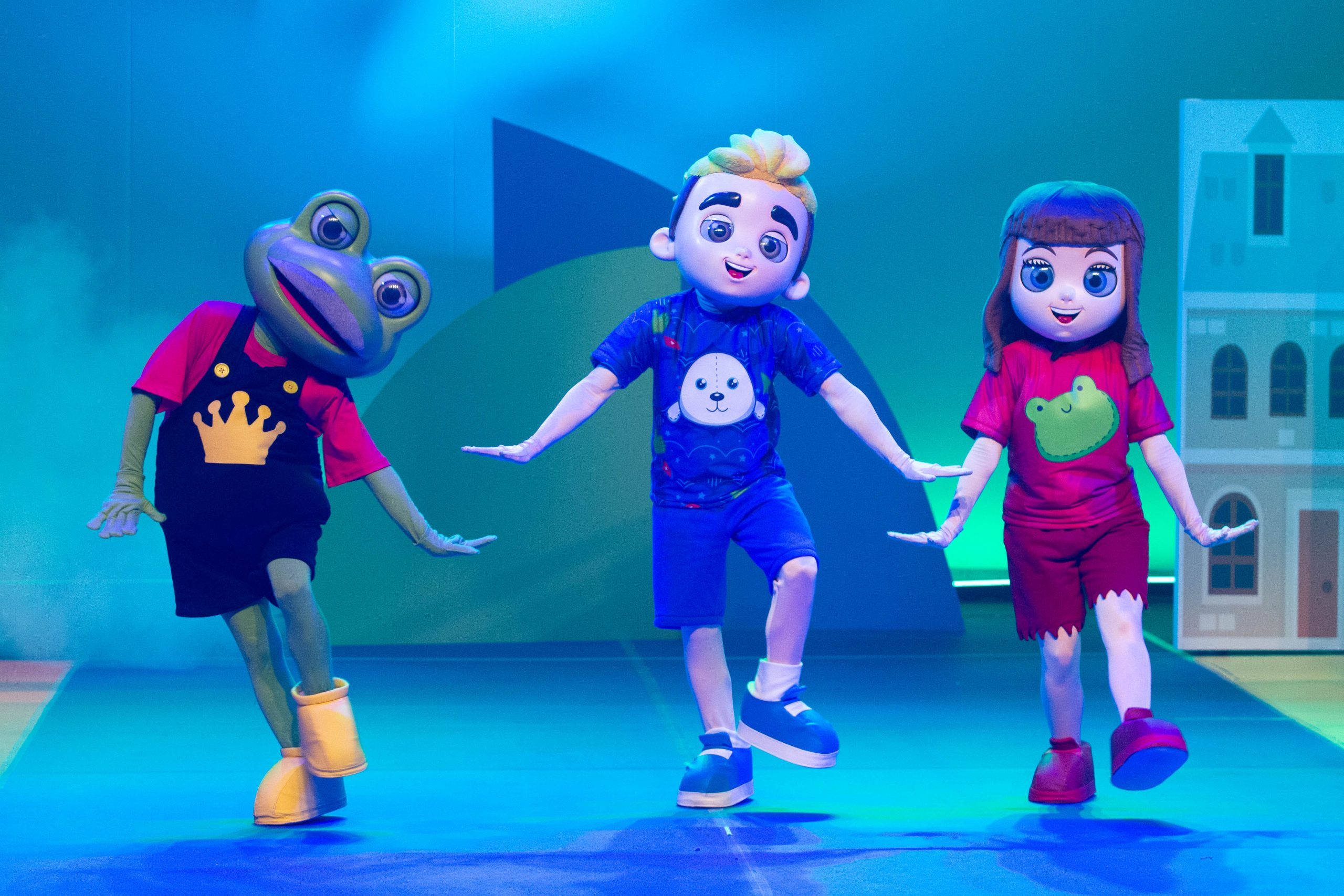 Luccas Neto, mascot friends, blue-lit stage, 2K Desktop Wallpaper