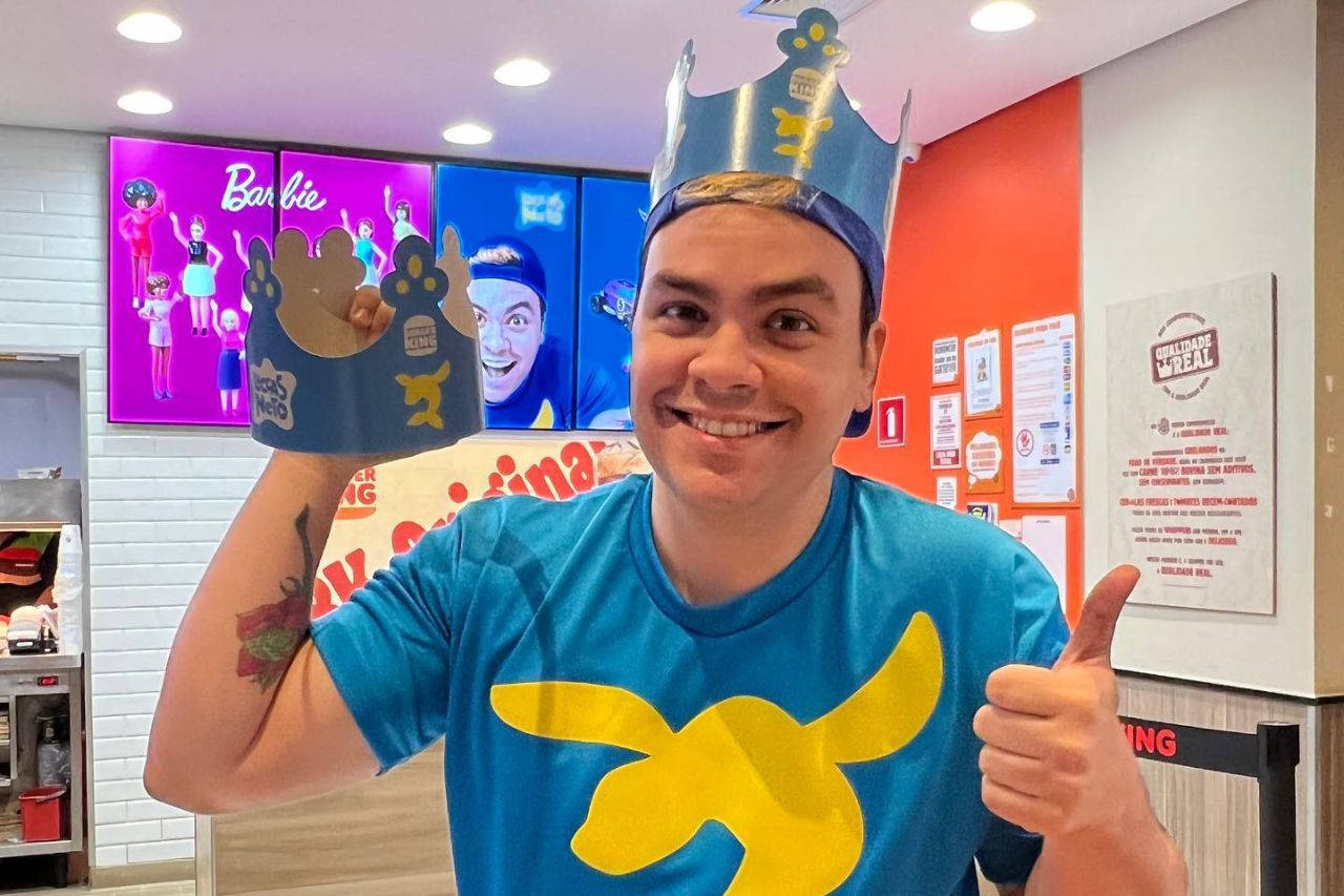 Luccas Neto, party hat, blue shirt, HD Desktop Wallpaper