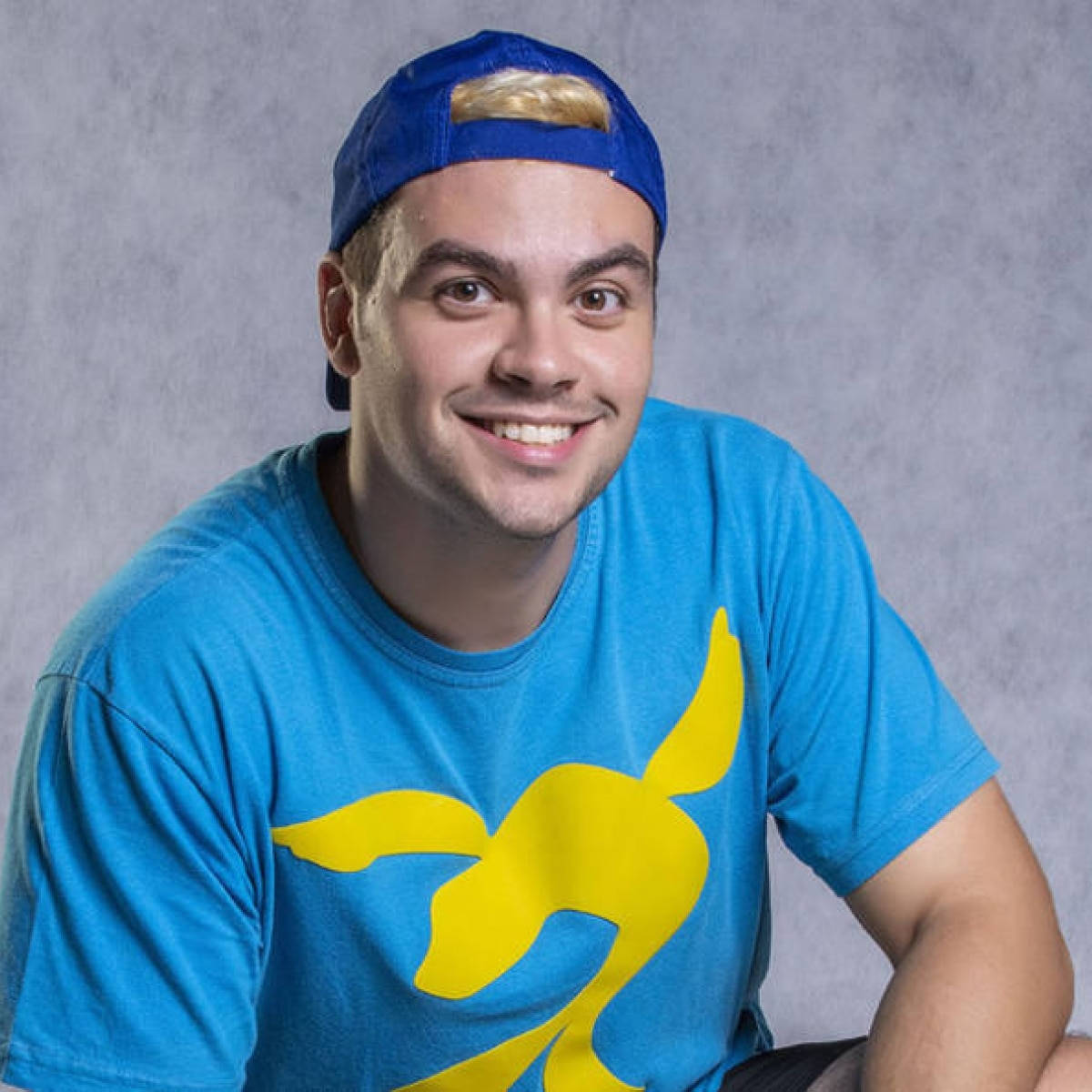 Luccas Neto, blue cap, bright blue t-shirt, SD Desktop Wallpaper