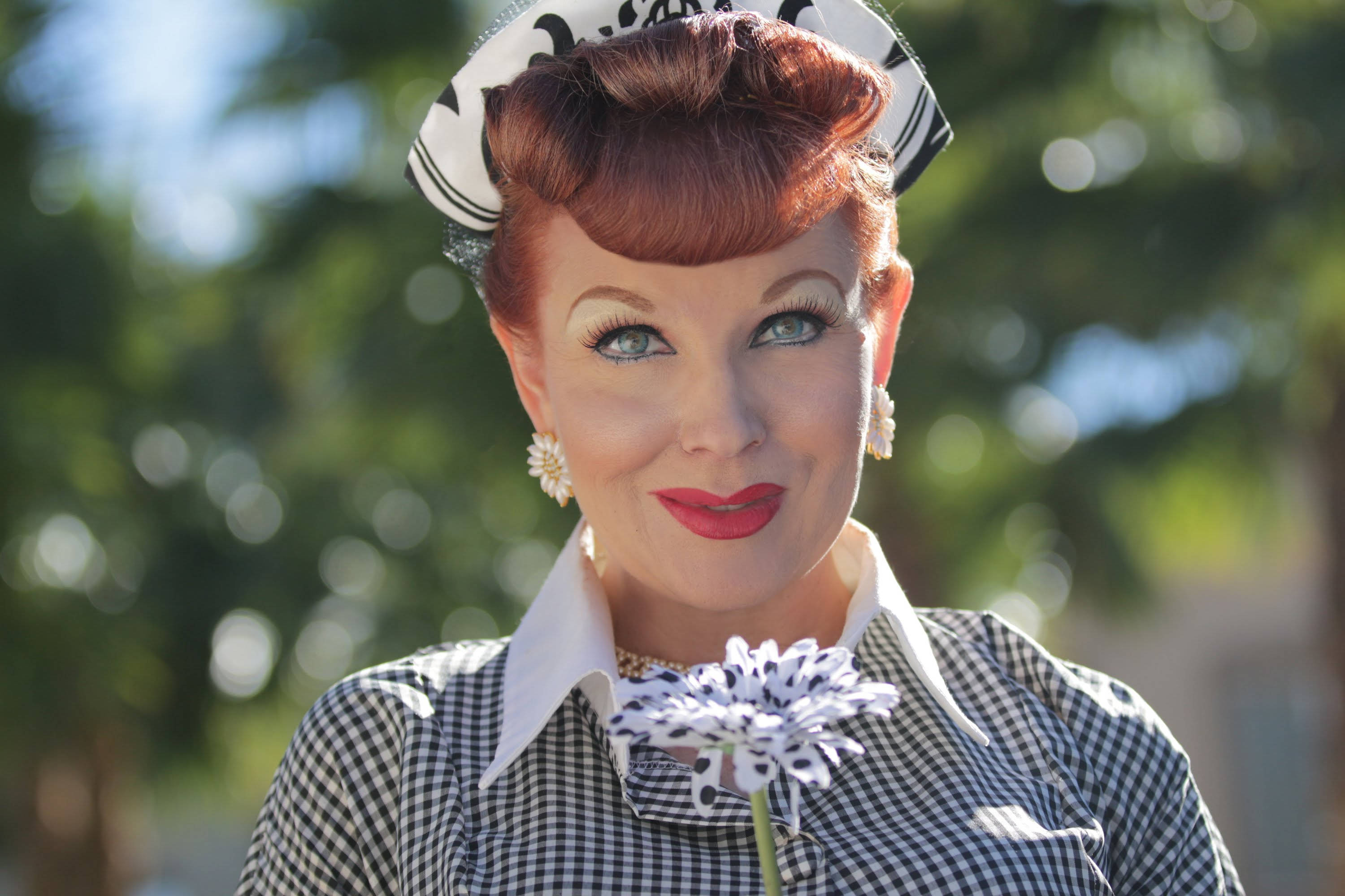 Lucille Ball, red hair, vintage hat, 2K Desktop Wallpaper