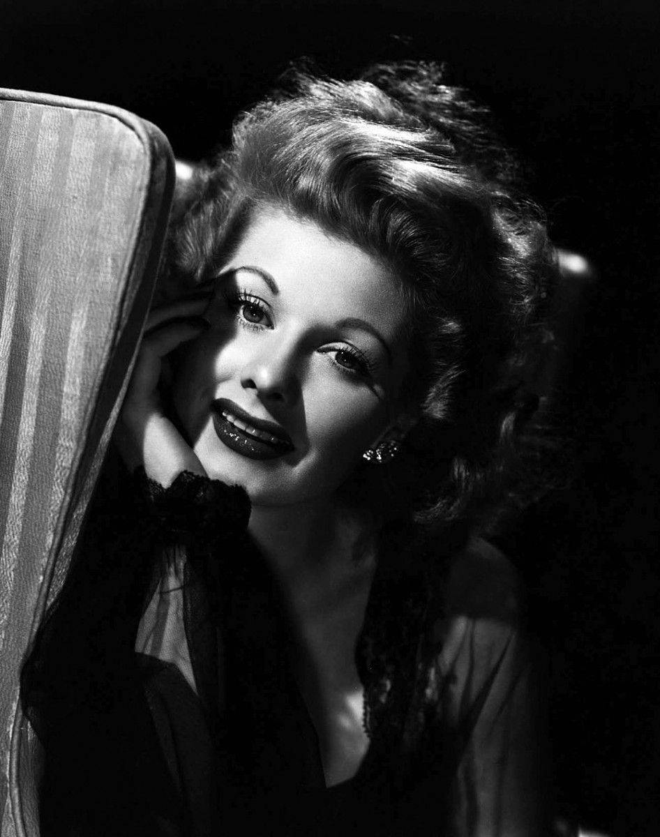 Lucille Ball, mirror, striped armchair, SD Phone Wallpaper