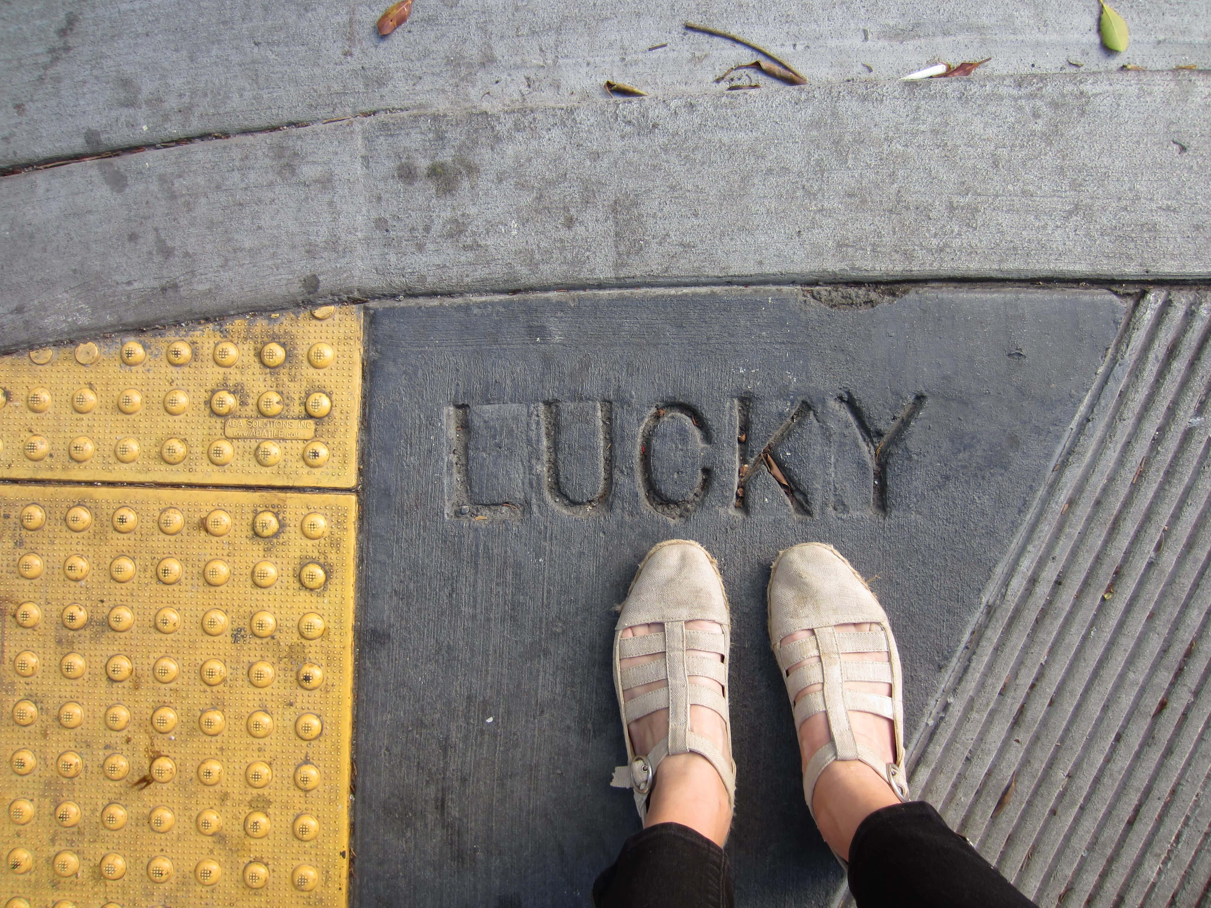 LUCKY, beige sandals, sidewalk, 4K Desktop Wallpaper