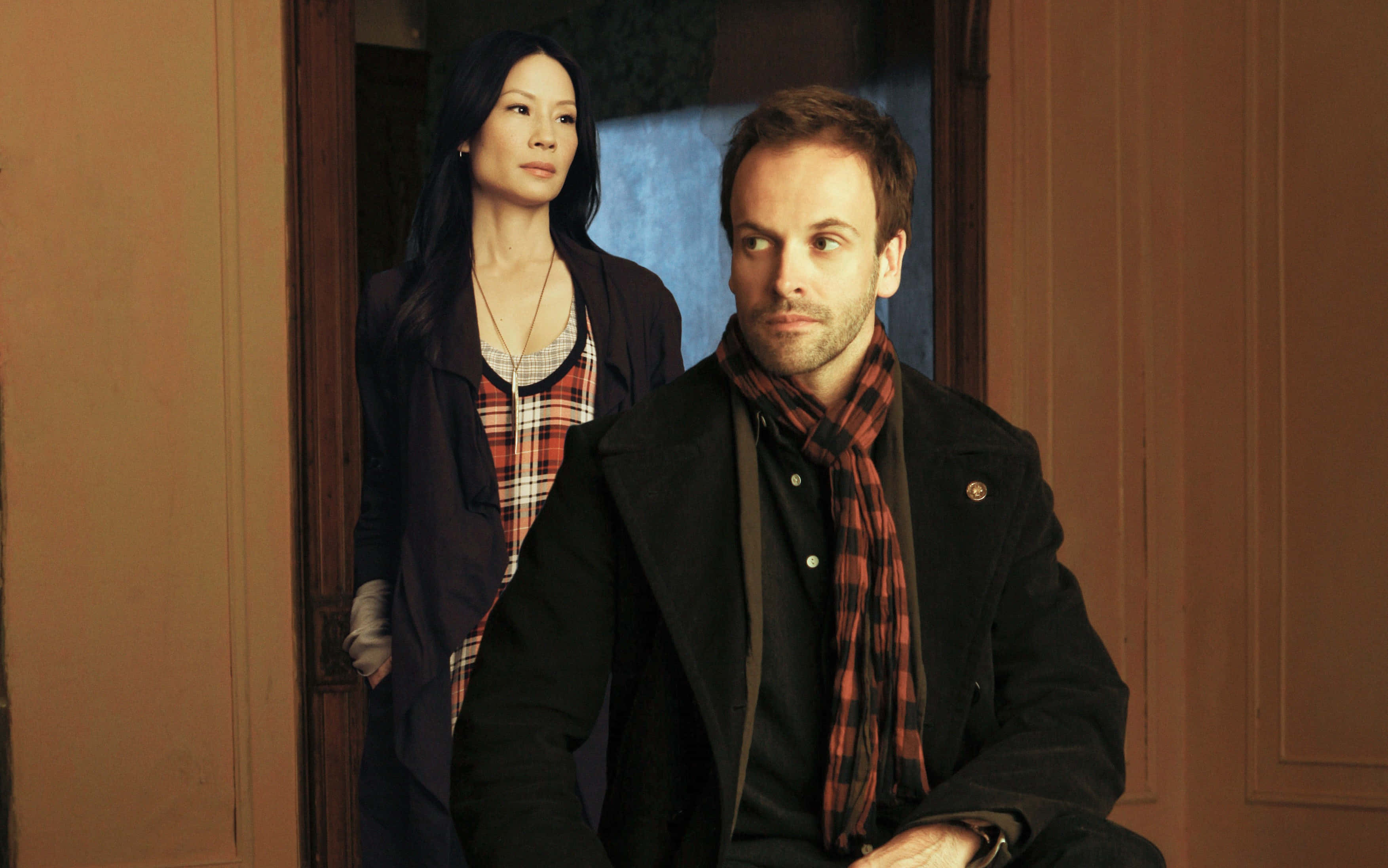 Lucy Liu, black coat, red plaid scarf, 2K Desktop Wallpaper