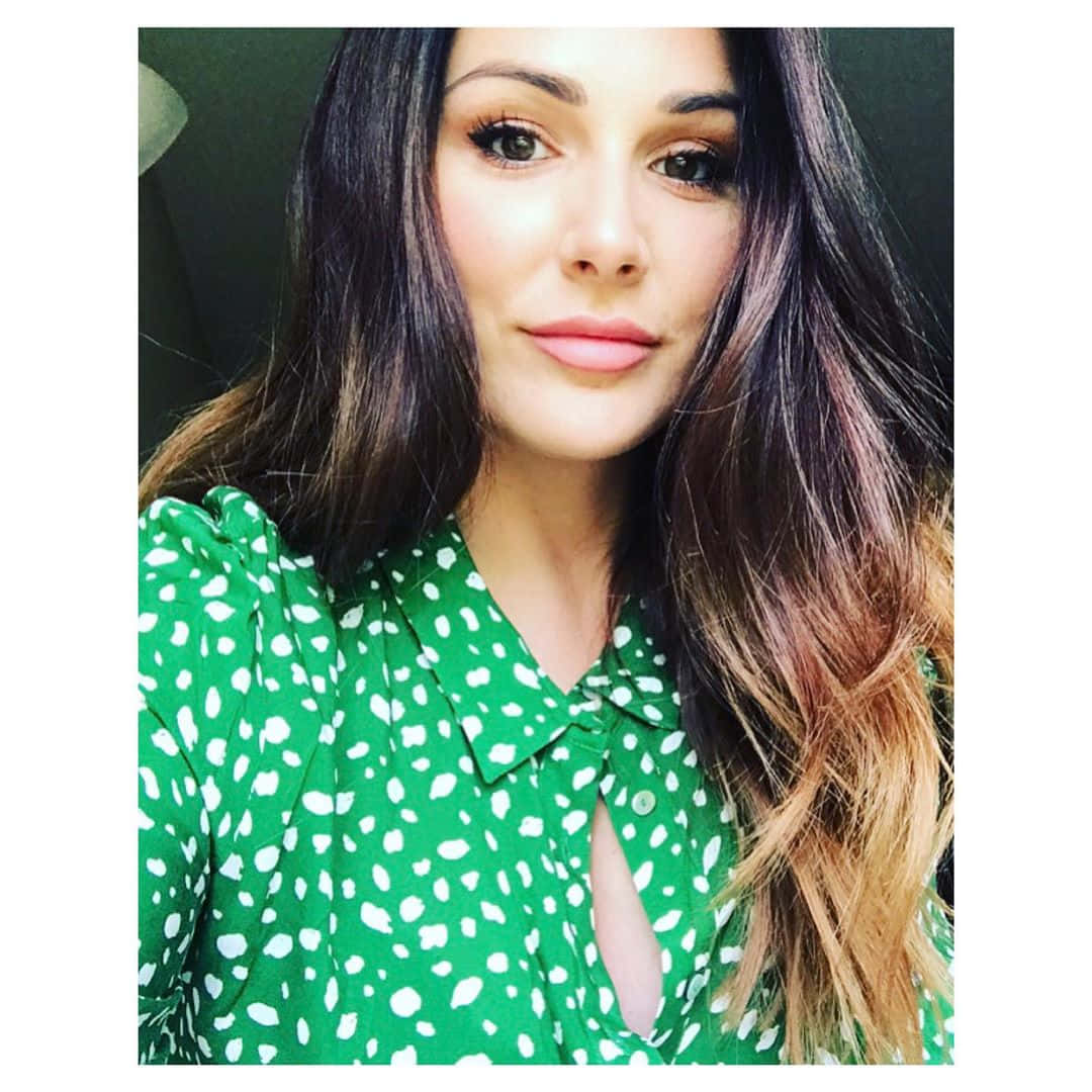 Lucy Pinder, long dark hair, vibrant green blouse, SD Desktop Wallpaper