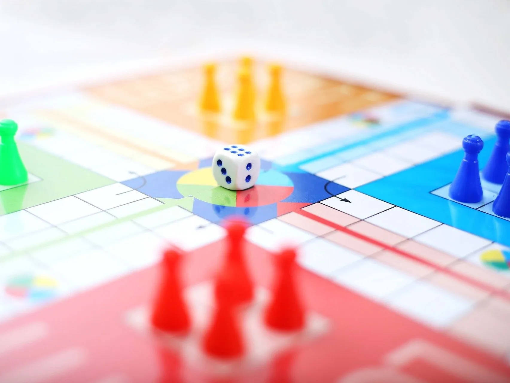 Ludo King, red blue and green pawns, white die, HD Desktop Wallpaper
