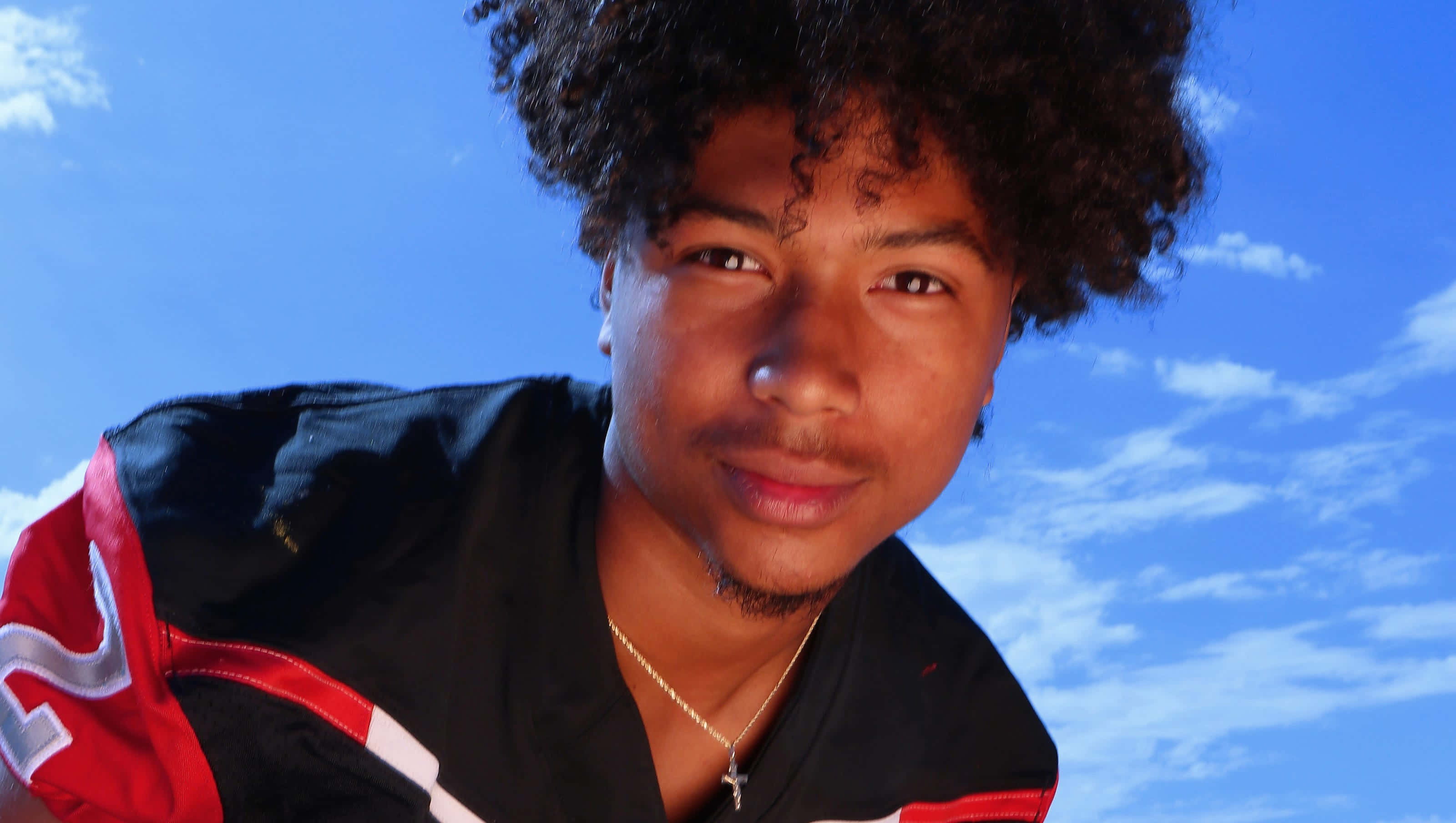 Luh Kel, curly hair, bright blue sky, 2K Desktop Wallpaper