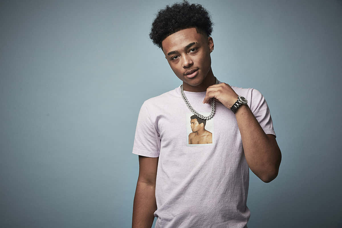 Luh Kel, pink shirt, chunky chain necklace, SD Desktop Wallpaper