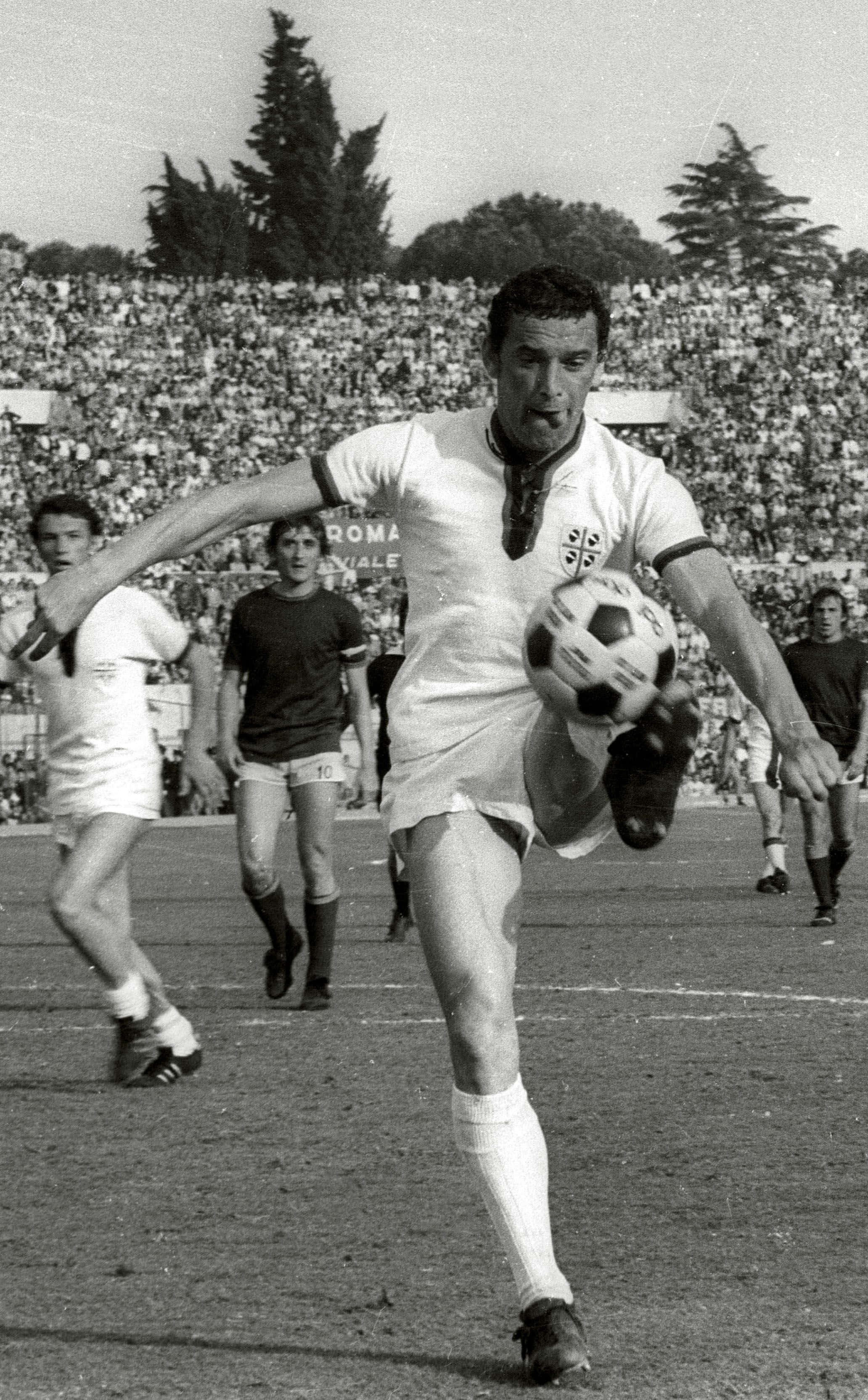 Luigi Riva, soccer player, mid-kick, 2K Phone Wallpaper