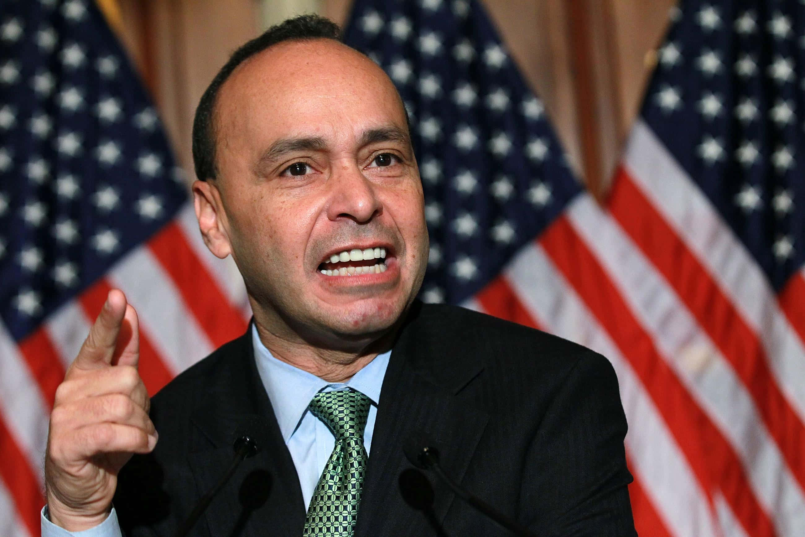 Luis Gutiérrez, suit, podium, 2K Desktop Wallpaper
