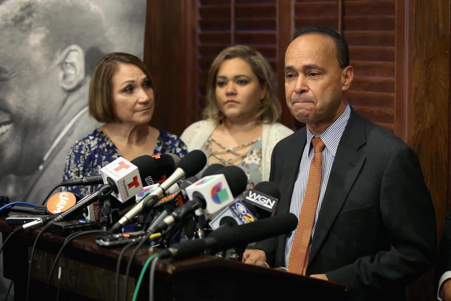 Luis Gutiérrez, podium, microphones, HD Desktop Wallpaper