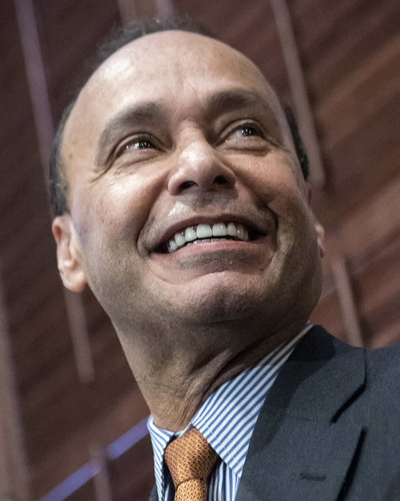 Luis Gutiérrez, suit and tie, smiling man, HD Phone Wallpaper