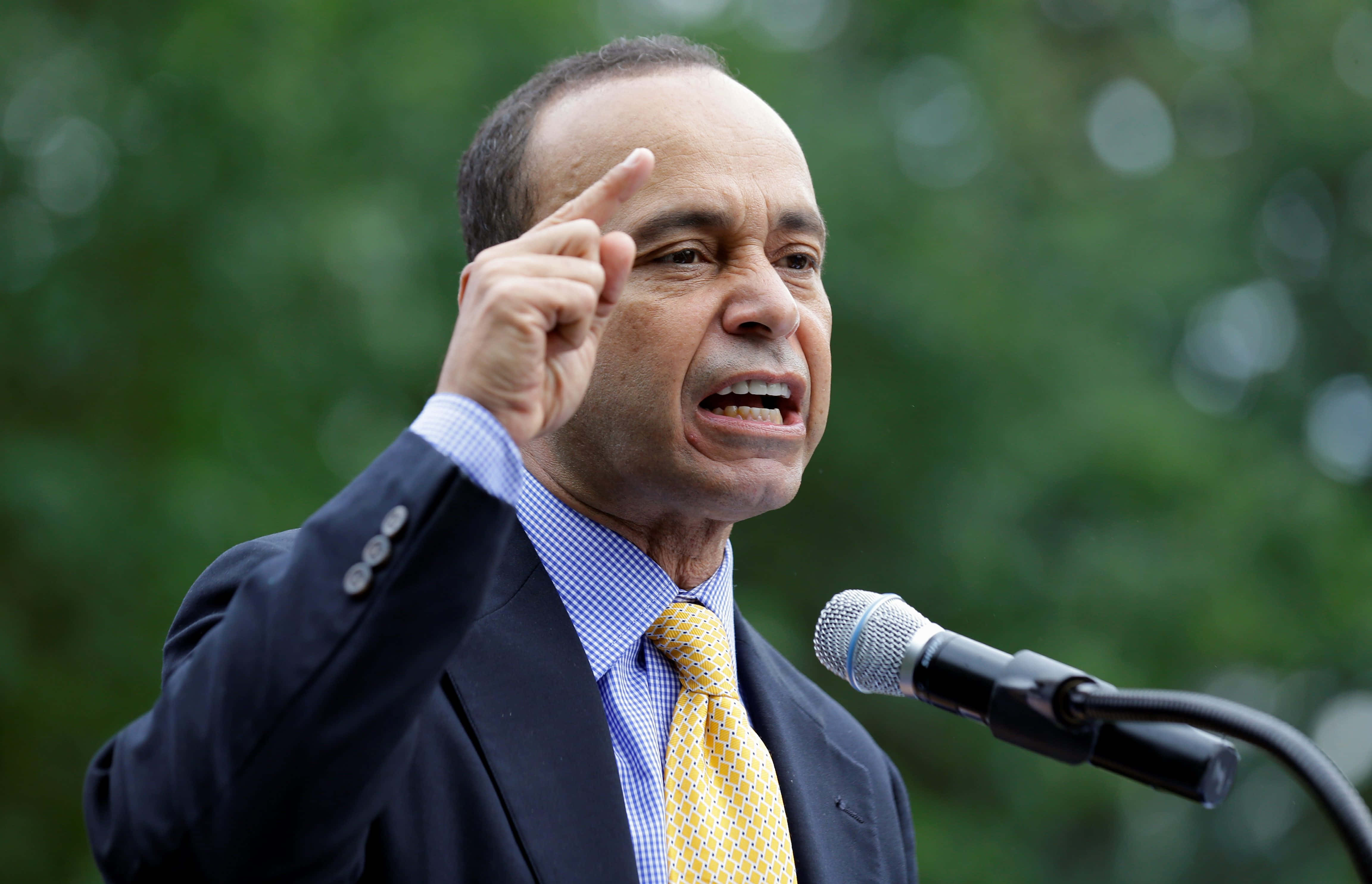 Luis Gutiérrez, suit, yellow tie, 4K Desktop Wallpaper