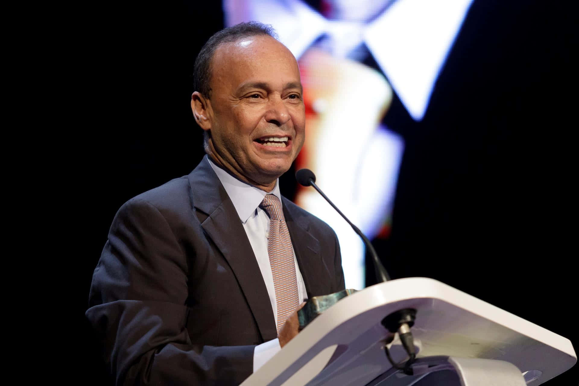 Luis Gutiérrez, suit, podium, Full HD Desktop Wallpaper