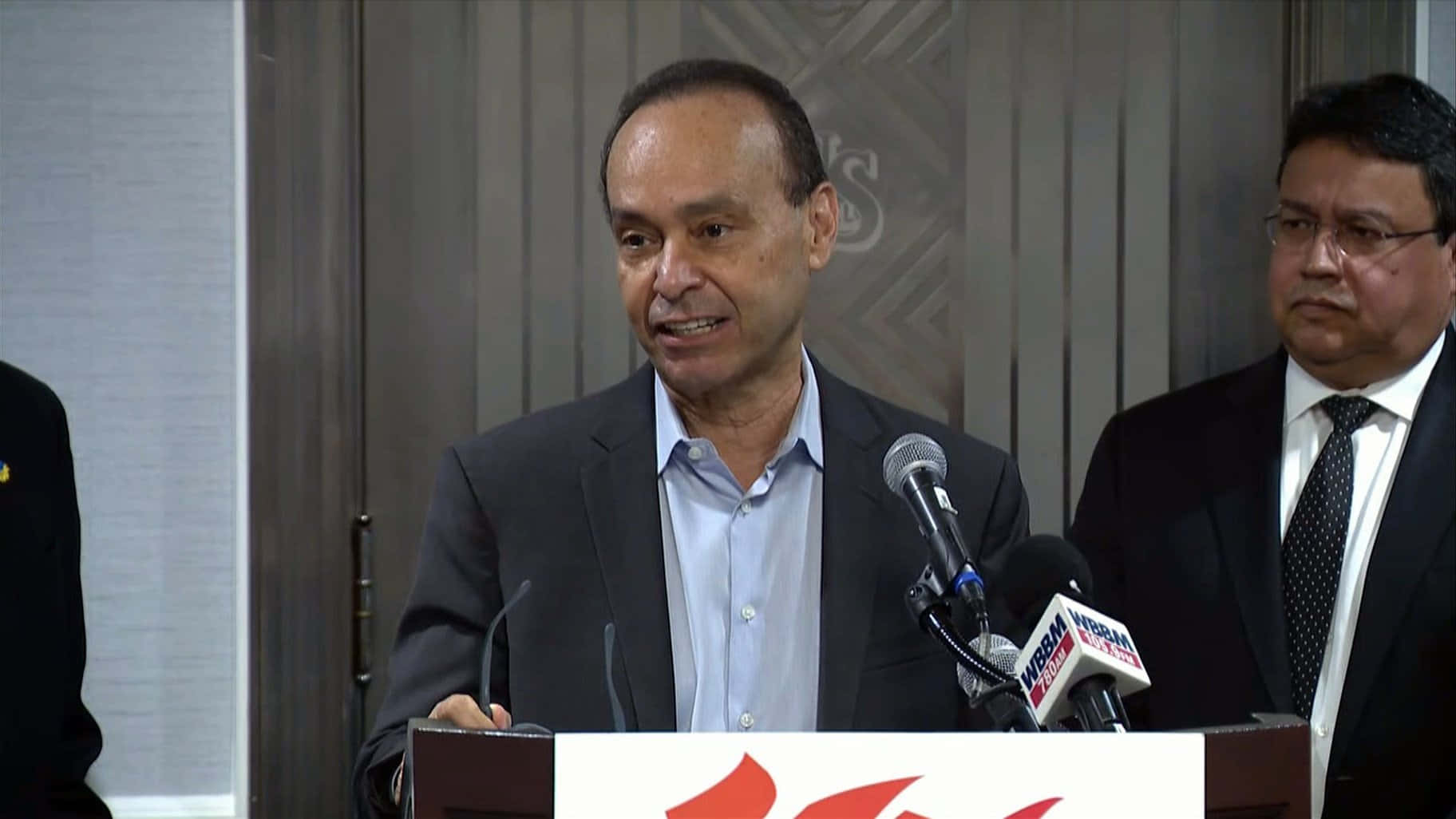 Luis Gutiérrez, podium, suit, HD Desktop Wallpaper