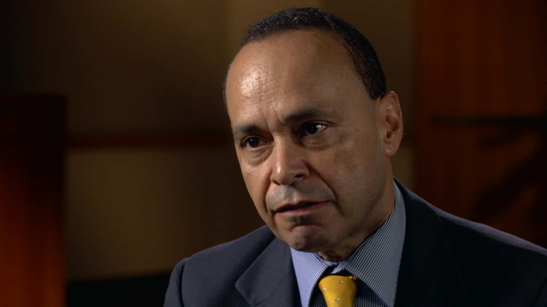 Luis Gutiérrez, dark suit, yellow tie, Full HD Desktop Wallpaper