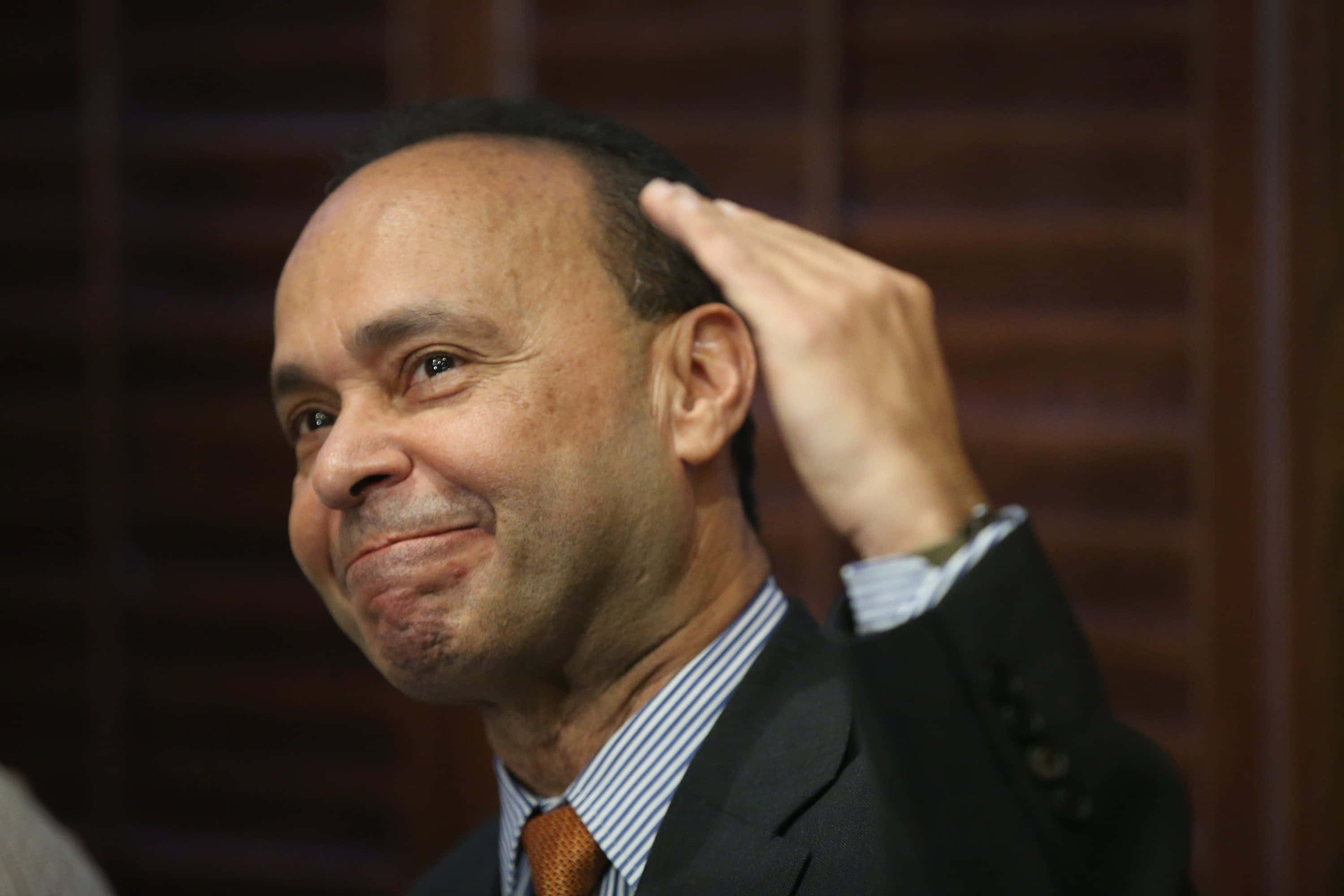 Luis Gutiérrez, suit, wooden background, 2K Desktop Wallpaper