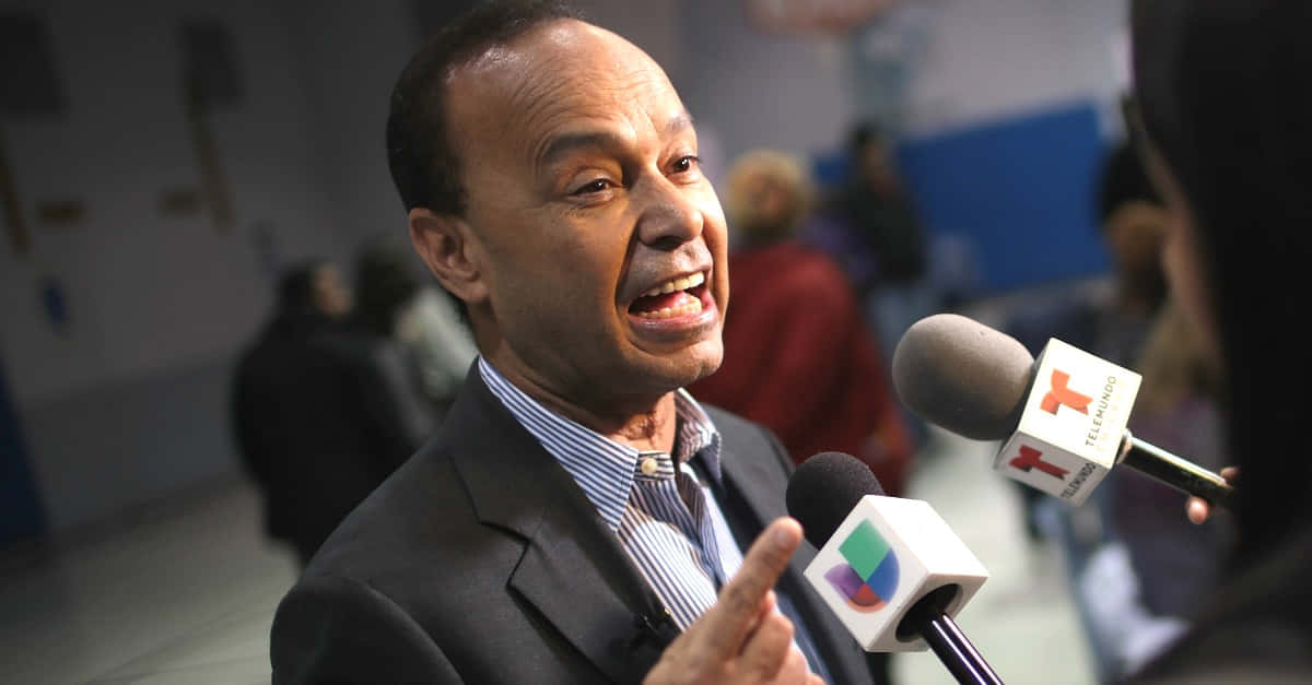 Luis Gutiérrez, suit, two microphones, SD Desktop Wallpaper