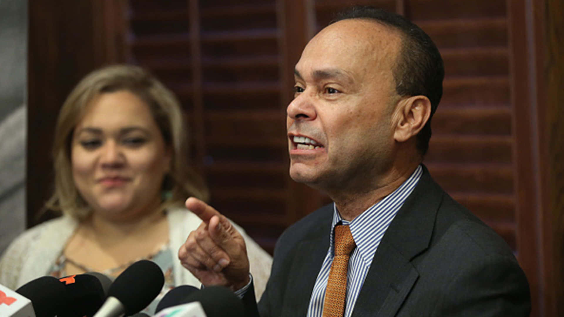 Luis Gutiérrez, suit, microphones, Full HD Desktop Wallpaper