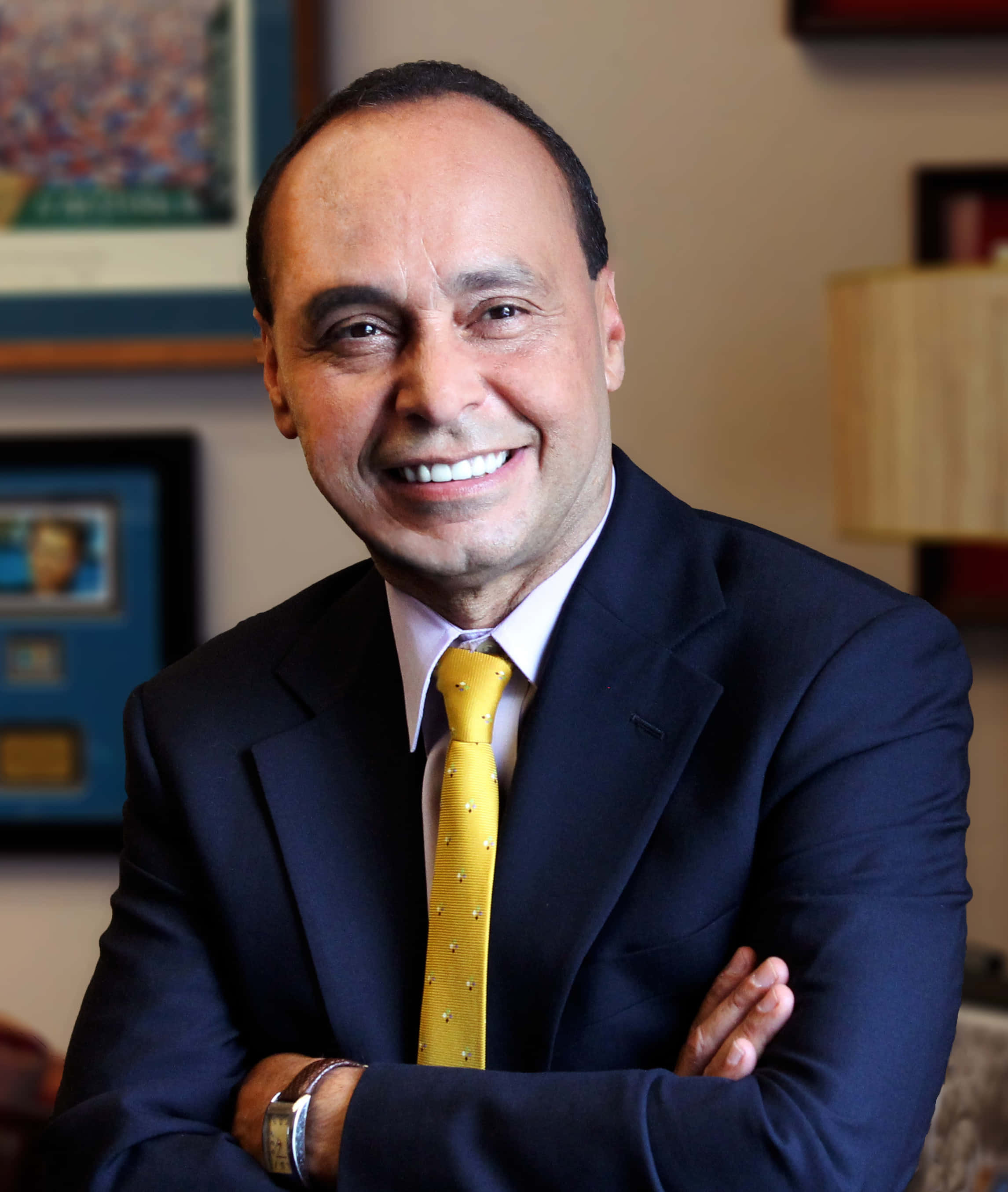 Luis Gutiérrez, dark suit, bright yellow tie, 2K Phone Wallpaper
