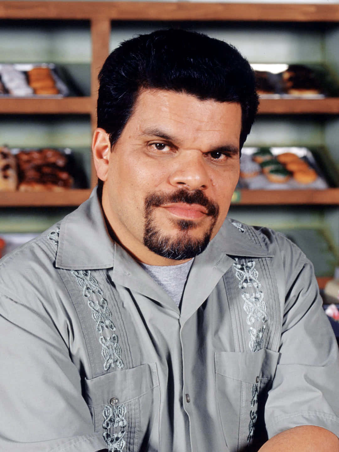 Luis Guzmán, gray embroidered shirt, shelves of baked goods, HD Phone Wallpaper