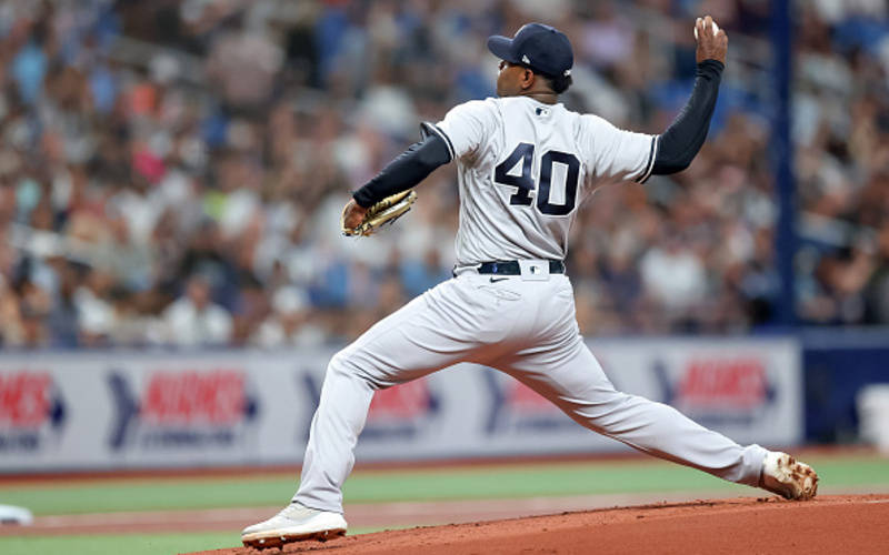 Luis Severino, number 40, white uniform, SD Desktop Wallpaper