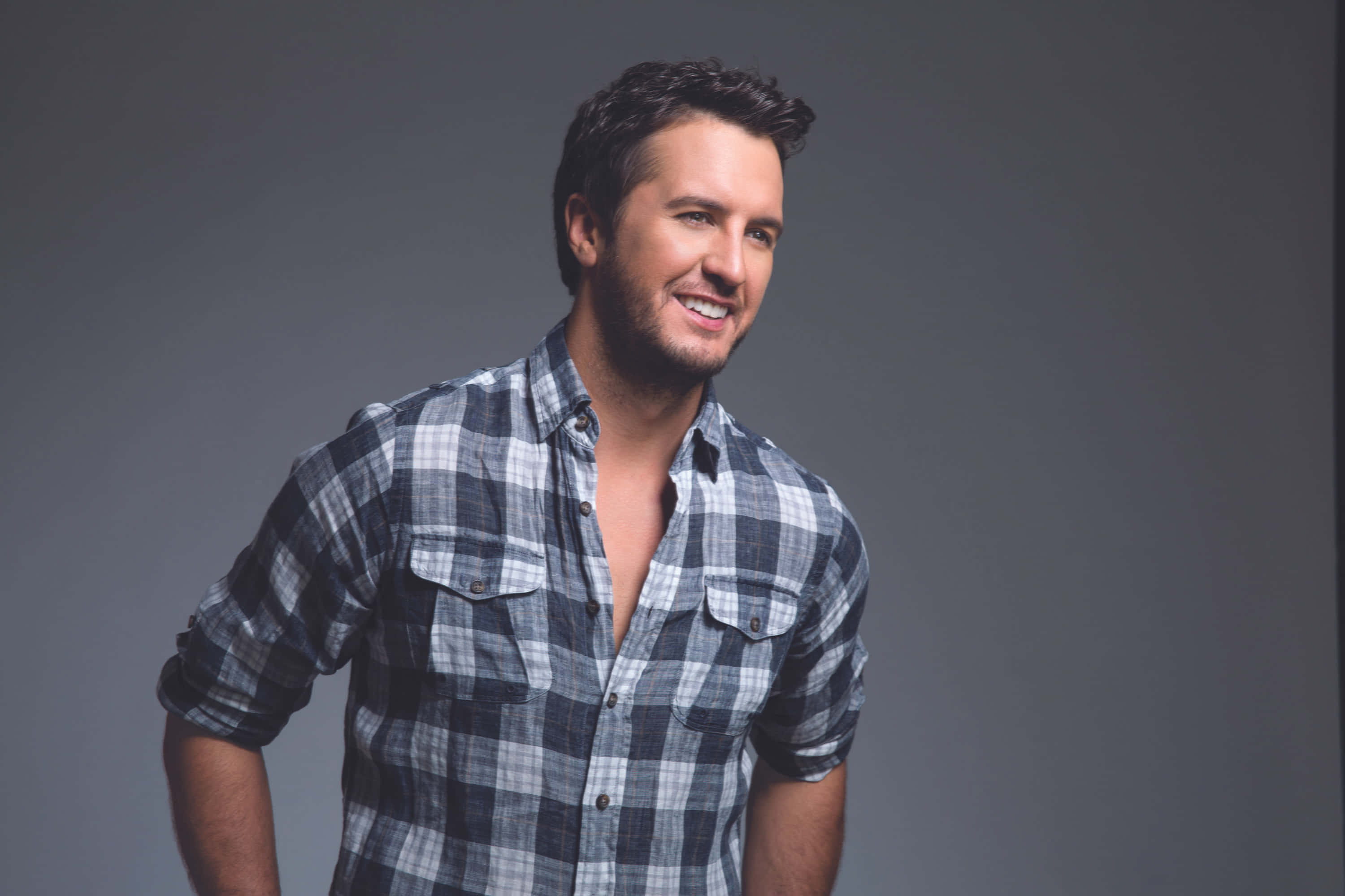 Luke Bryan, blue and white plaid shirt, plain gray studio background, 2K Desktop Wallpaper