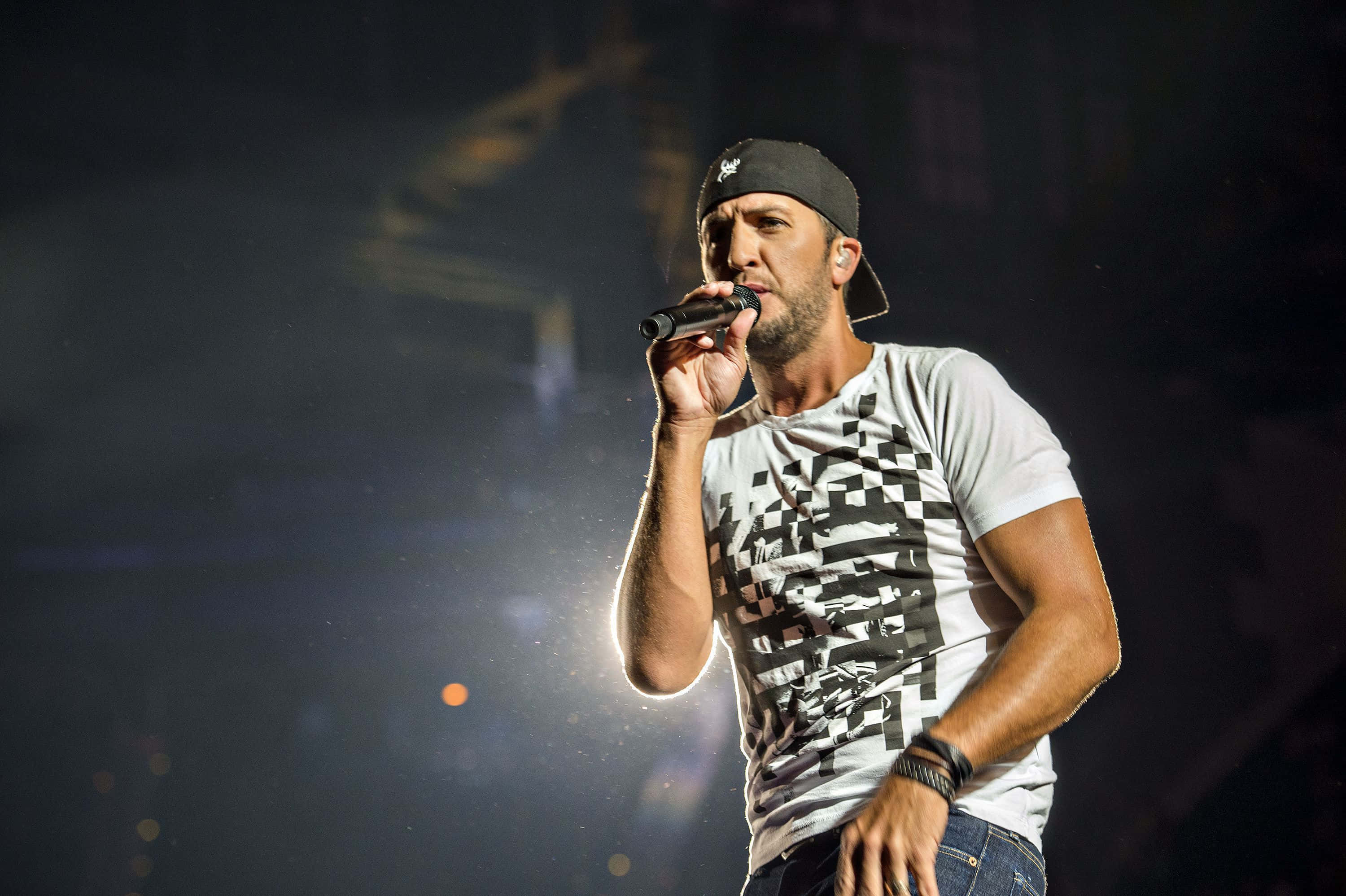 Luke Bryan, stage, dramatic stage lights, 2K Desktop Wallpaper