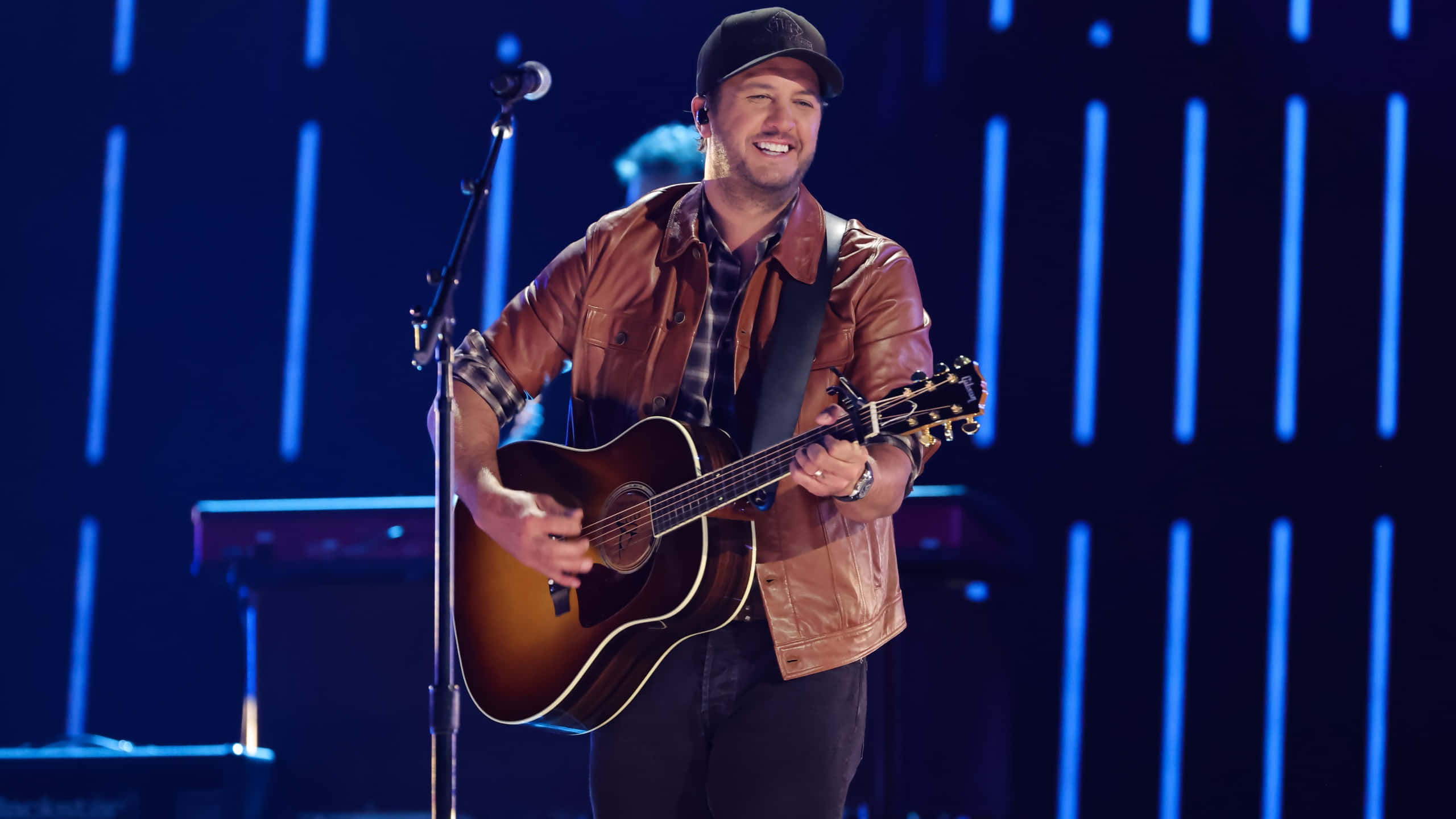 Luke Bryan, brown leather jacket, acoustic guitar, 2K Desktop Wallpaper
