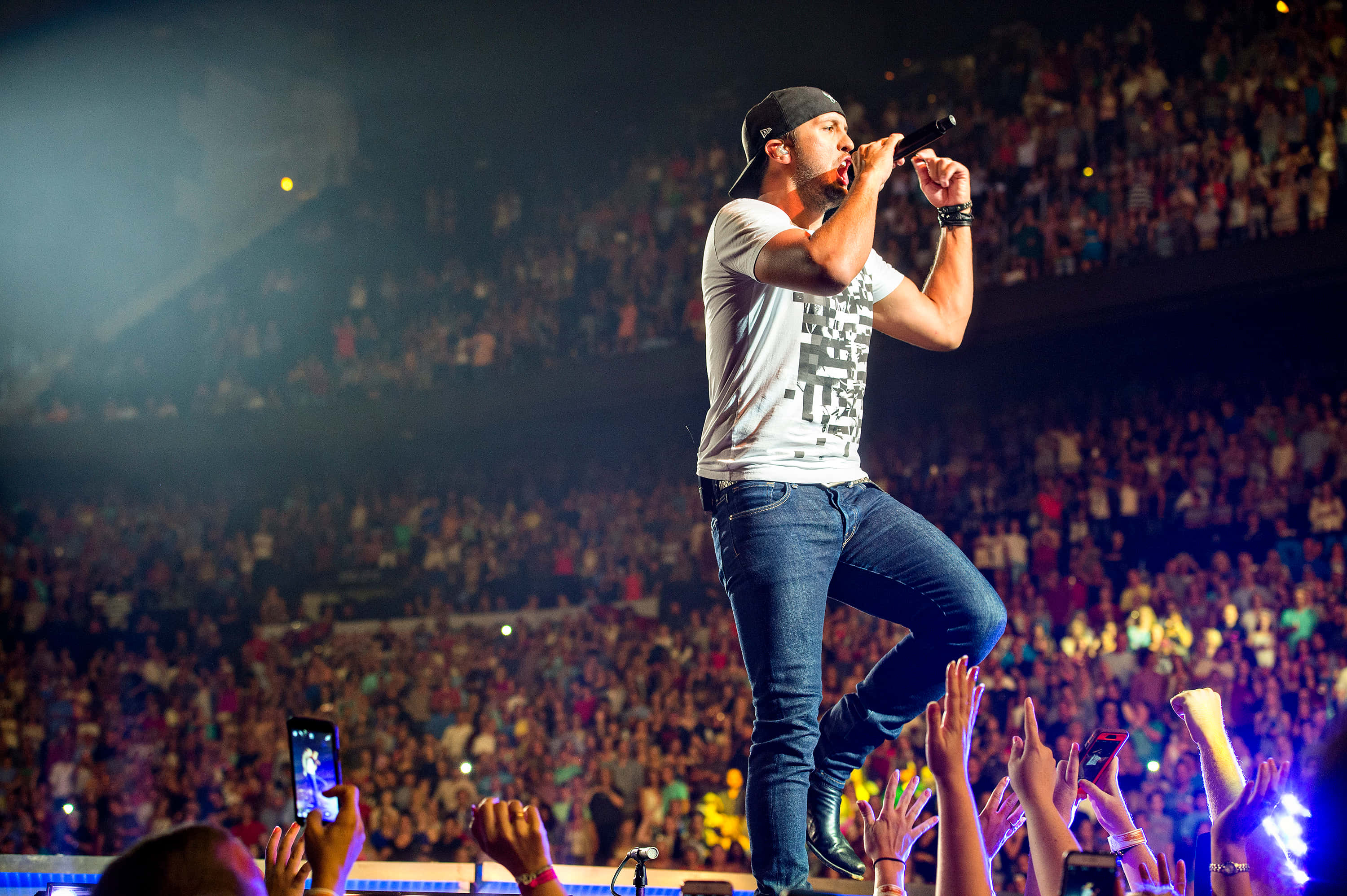 Luke Bryan, cap, jeans, 2K Desktop Wallpaper