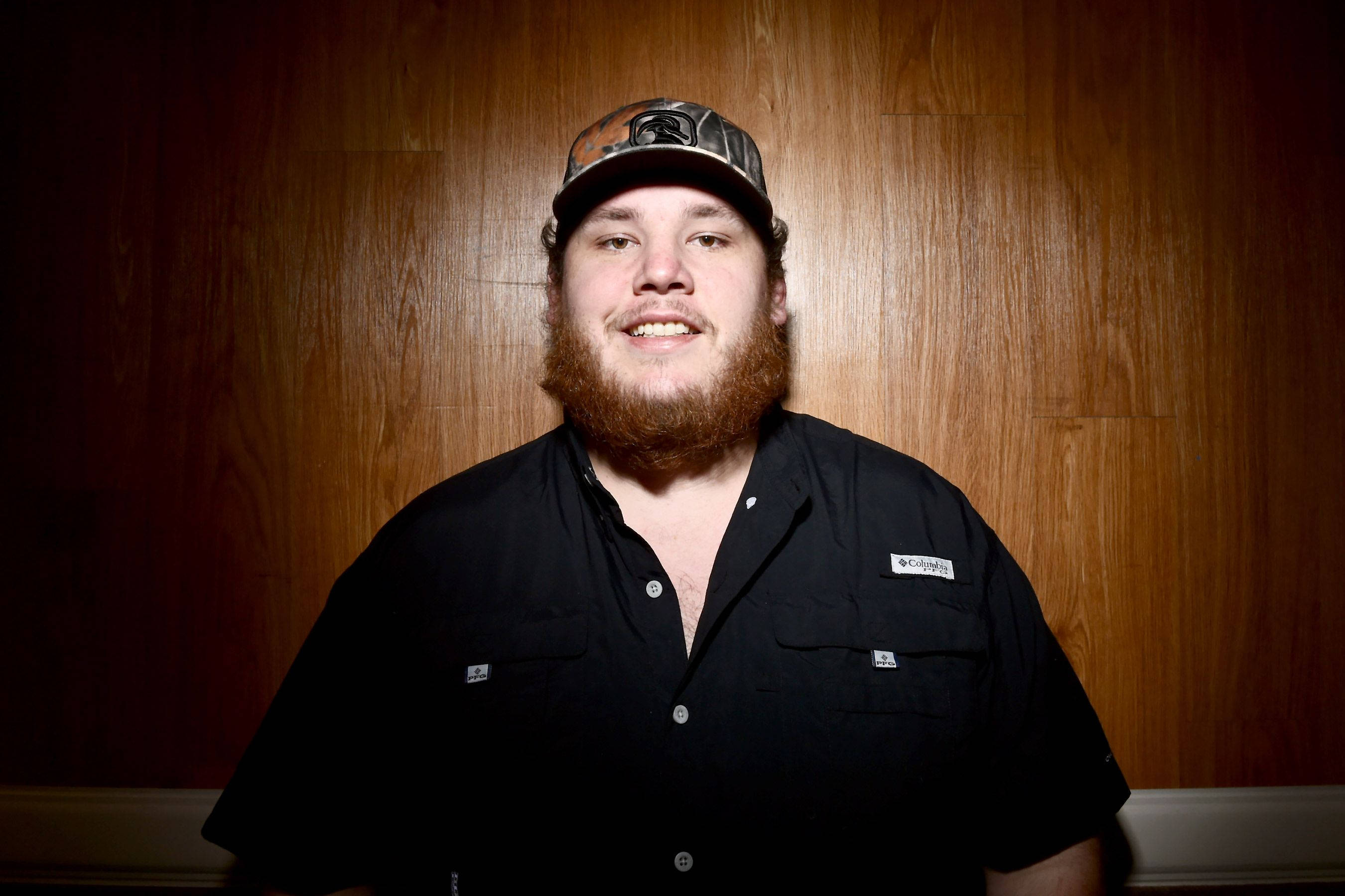 Luke Combs, black shirt, camouflage cap, 2K Desktop Wallpaper