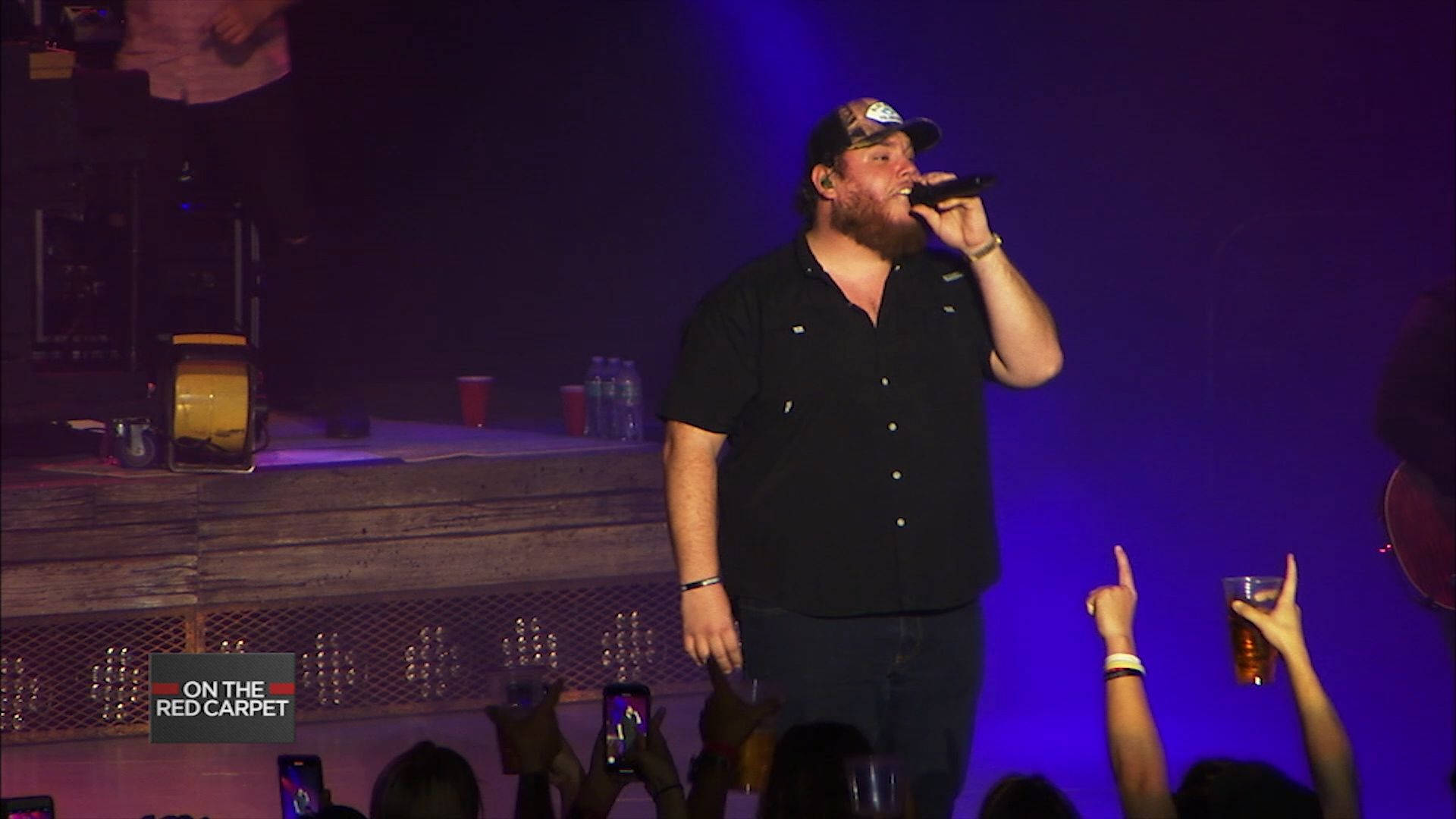 Luke Combs, black shirt, microphone, Full HD Desktop Wallpaper
