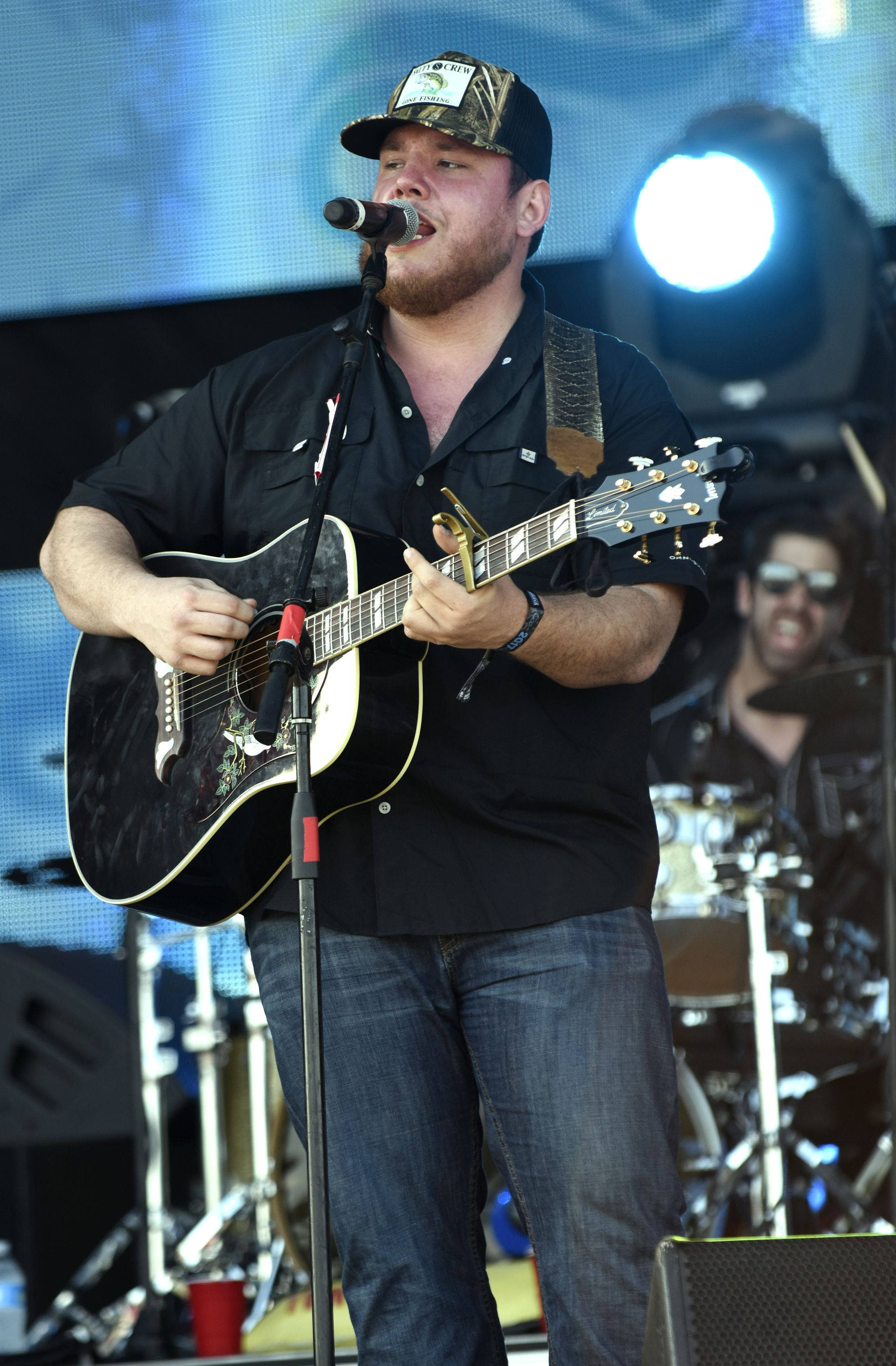 Luke Combs, acoustic guitar, outdoor stage, 2K Phone Wallpaper