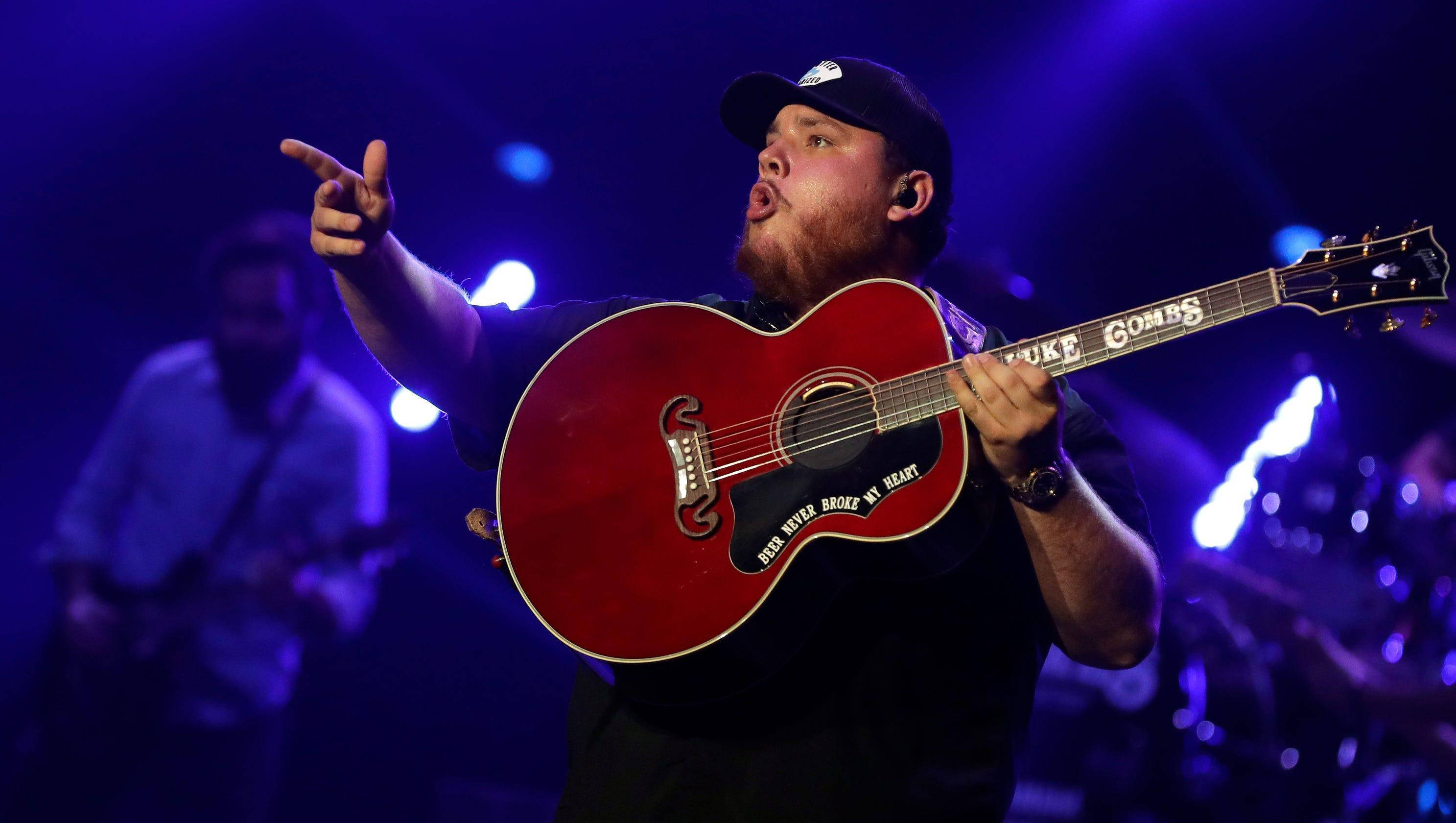 Luke Combs, black cap, red acoustic guitar, 2K Desktop Wallpaper