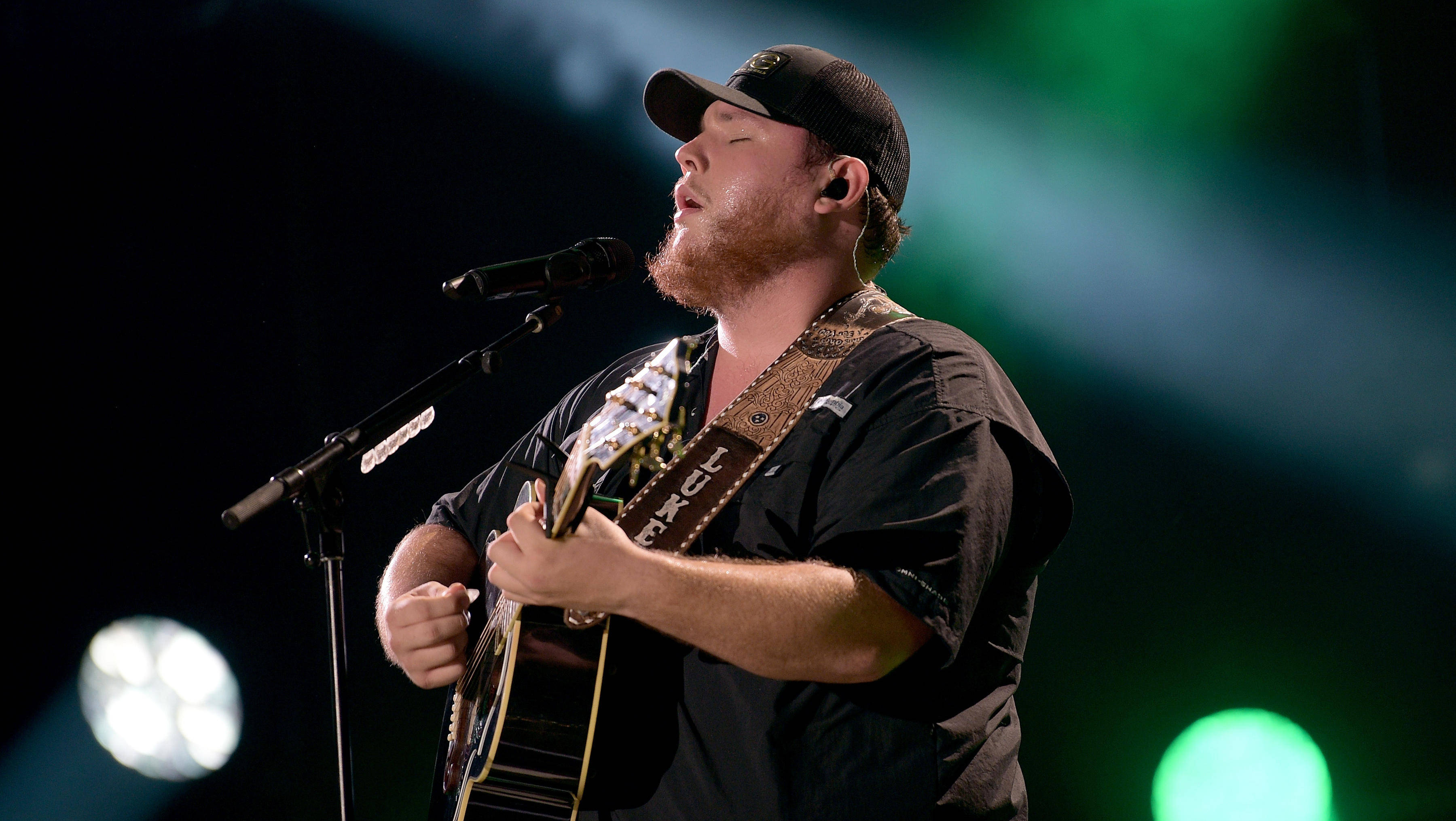 Luke Combs, black hat, acoustic guitar, 2K Desktop Wallpaper