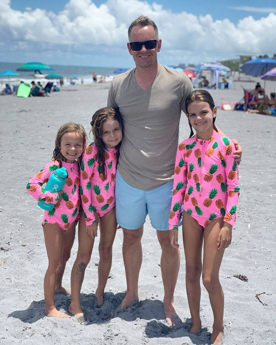 Luke Donald, three daughters, pink pineapple swimsuits, SD Phone Wallpaper