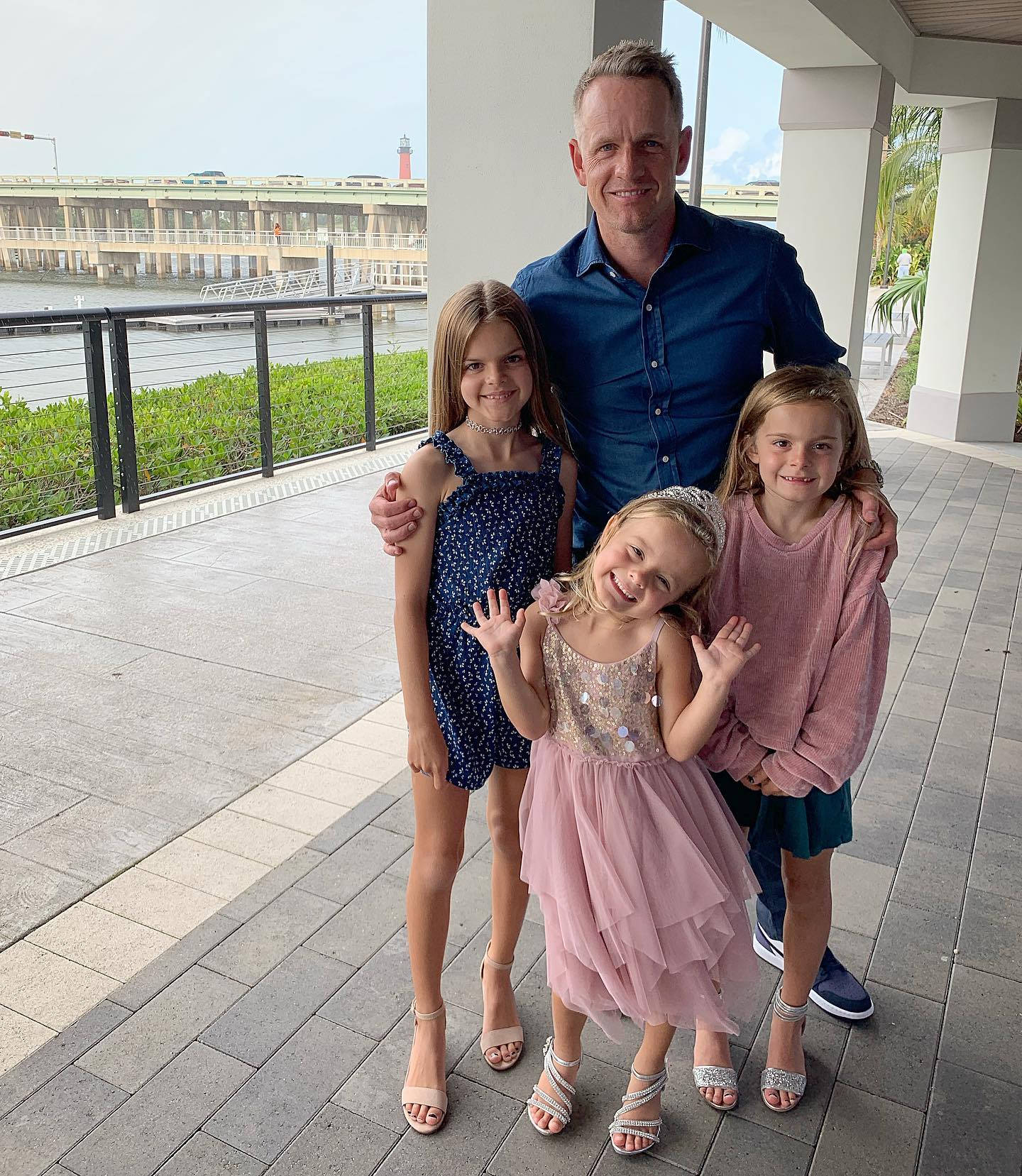 Luke Donald, three daughters, tiled waterfront patio, HD Phone Wallpaper