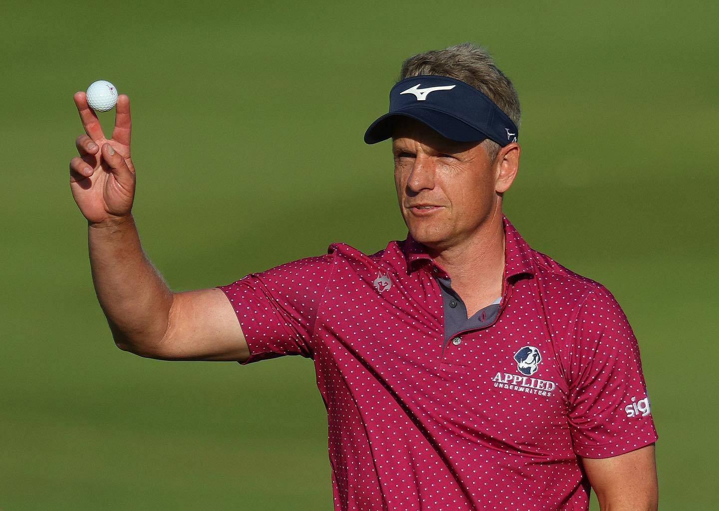 Luke Donald, maroon polka-dot shirt, golf ball, HD Desktop Wallpaper