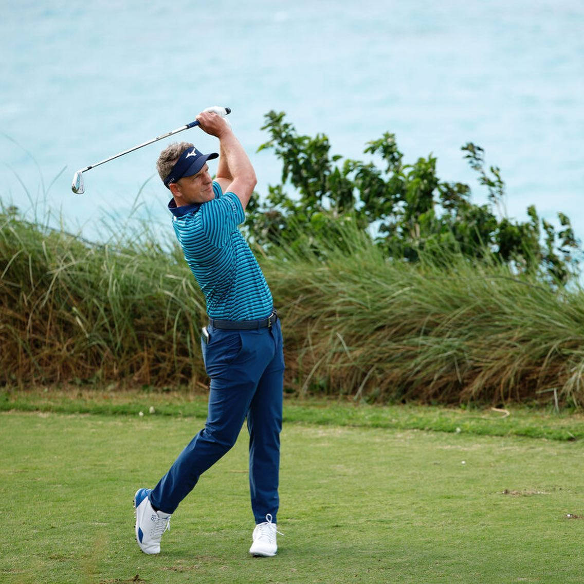 Luke Donald, blue striped shirt, lush green course, SD Desktop Wallpaper