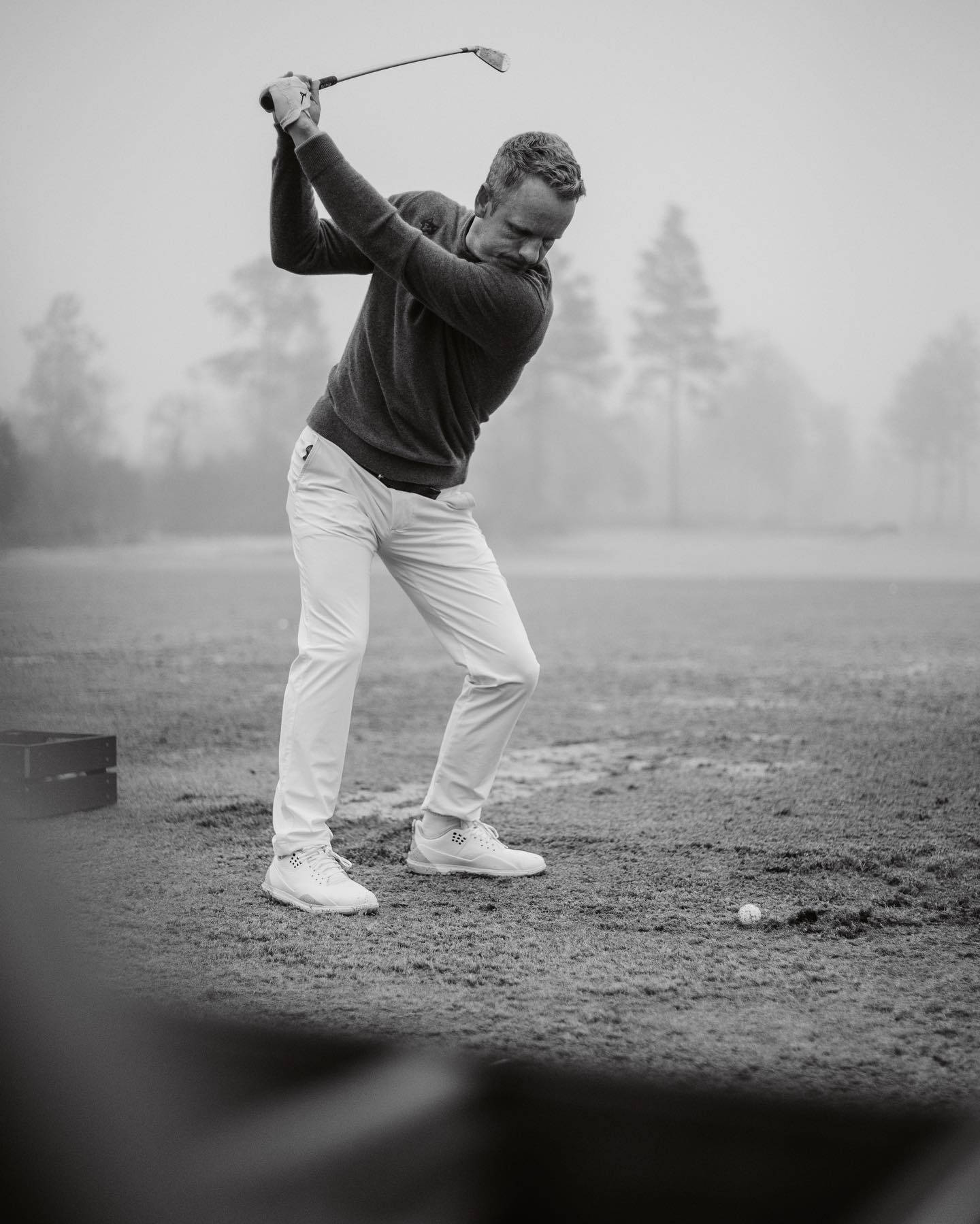 Luke Donald, black and white, misty course, HD Phone Wallpaper