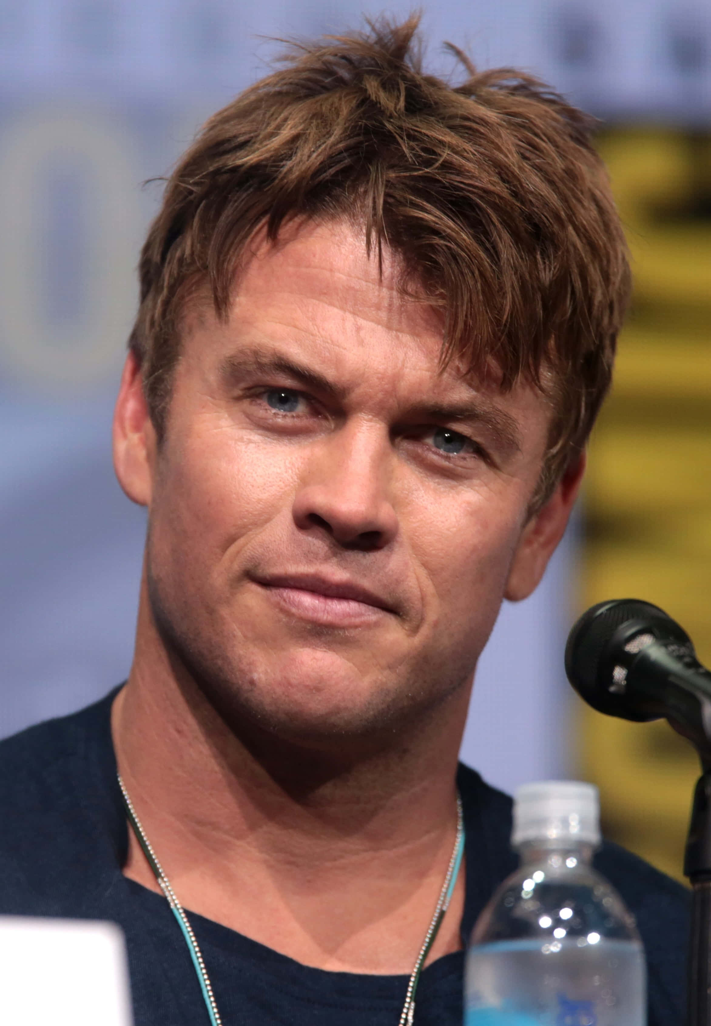 Luke Hemsworth, panel discussion, close-up portrait, 2K Phone Wallpaper