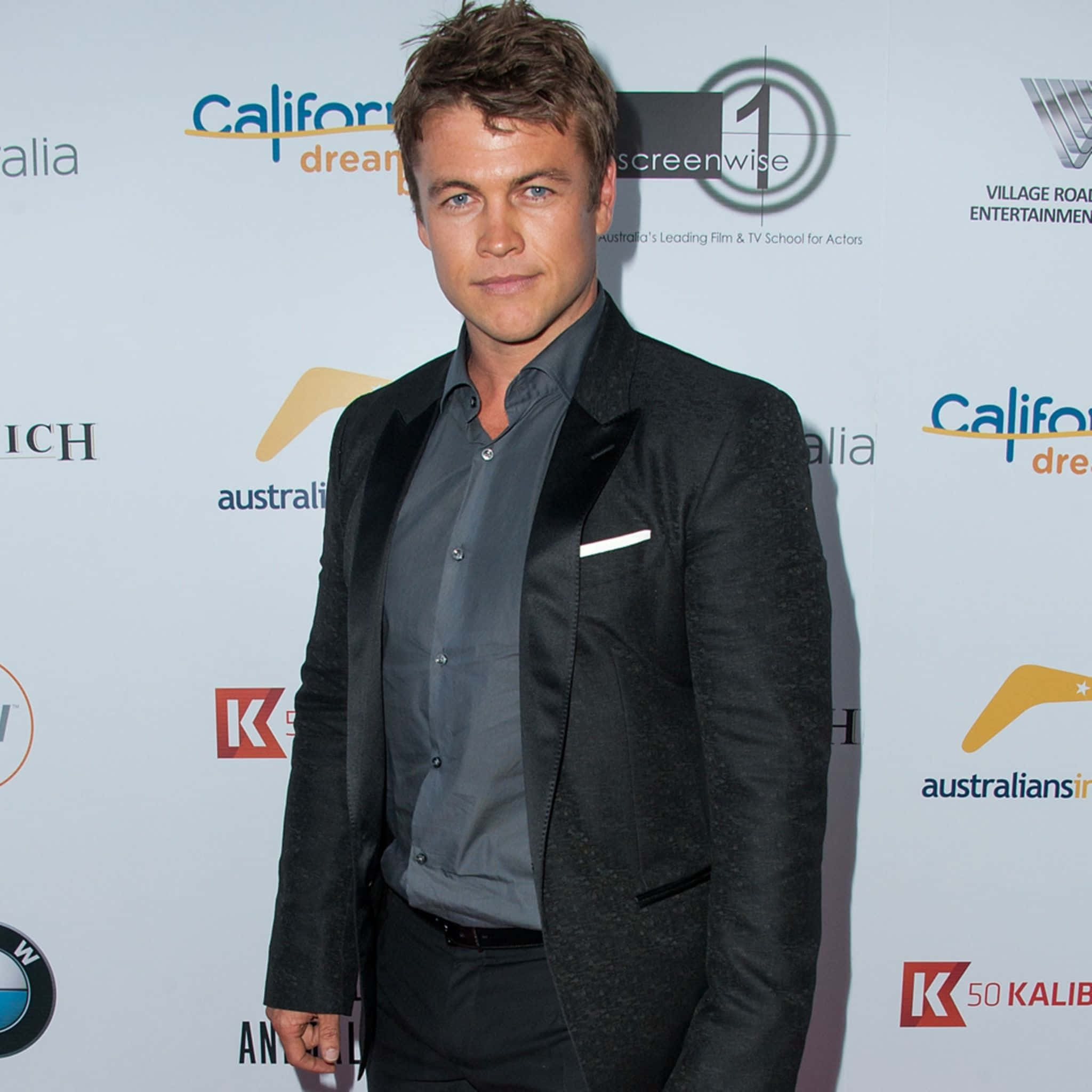 Luke Hemsworth, branded event backdrop, dark textured blazer, Full HD Desktop Wallpaper