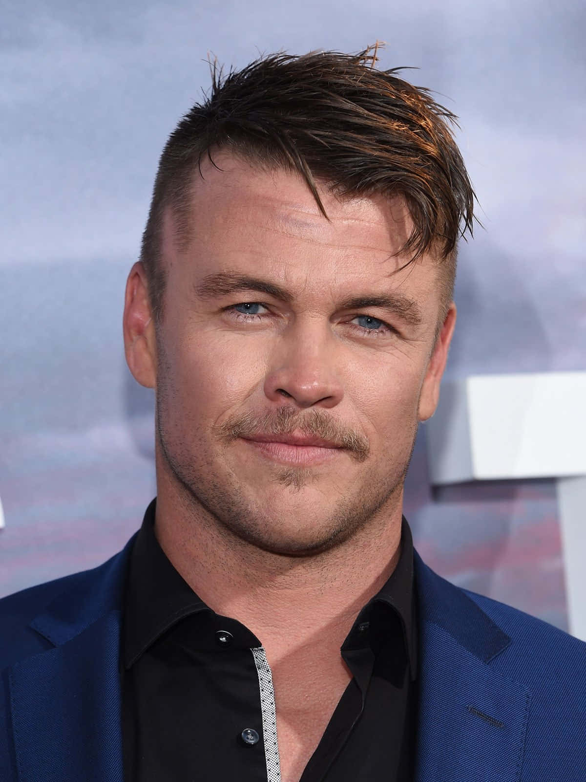 Luke Hemsworth, blue suit, black shirt, HD Phone Wallpaper